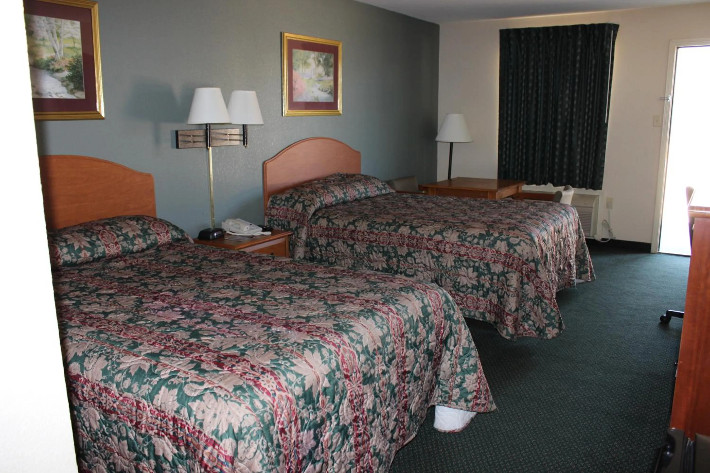 Photo of the whole room, Bed in Nationwide 9 Inn
