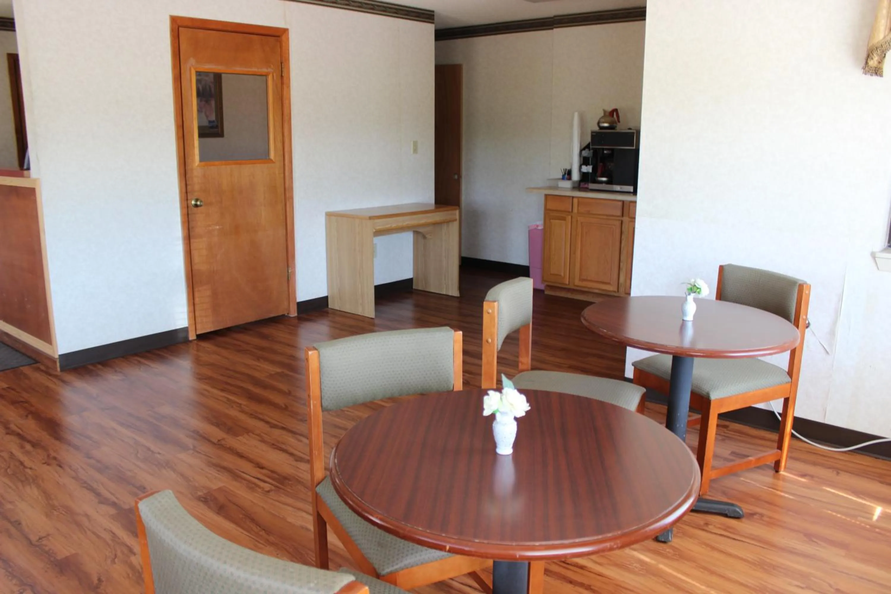 Communal lounge/ TV room in Nationwide 9 Inn