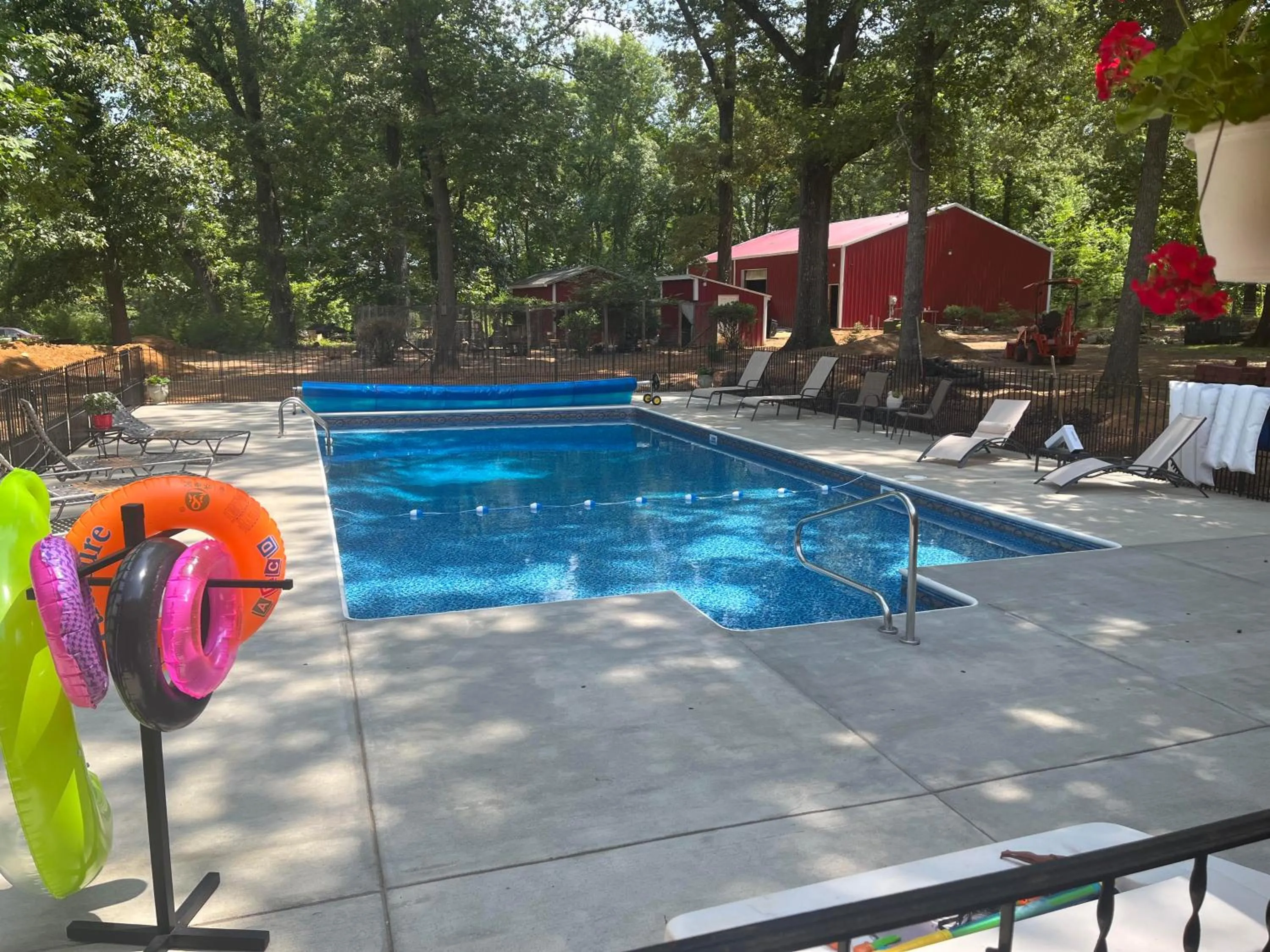 Swimming pool in Cedar Grove Inn