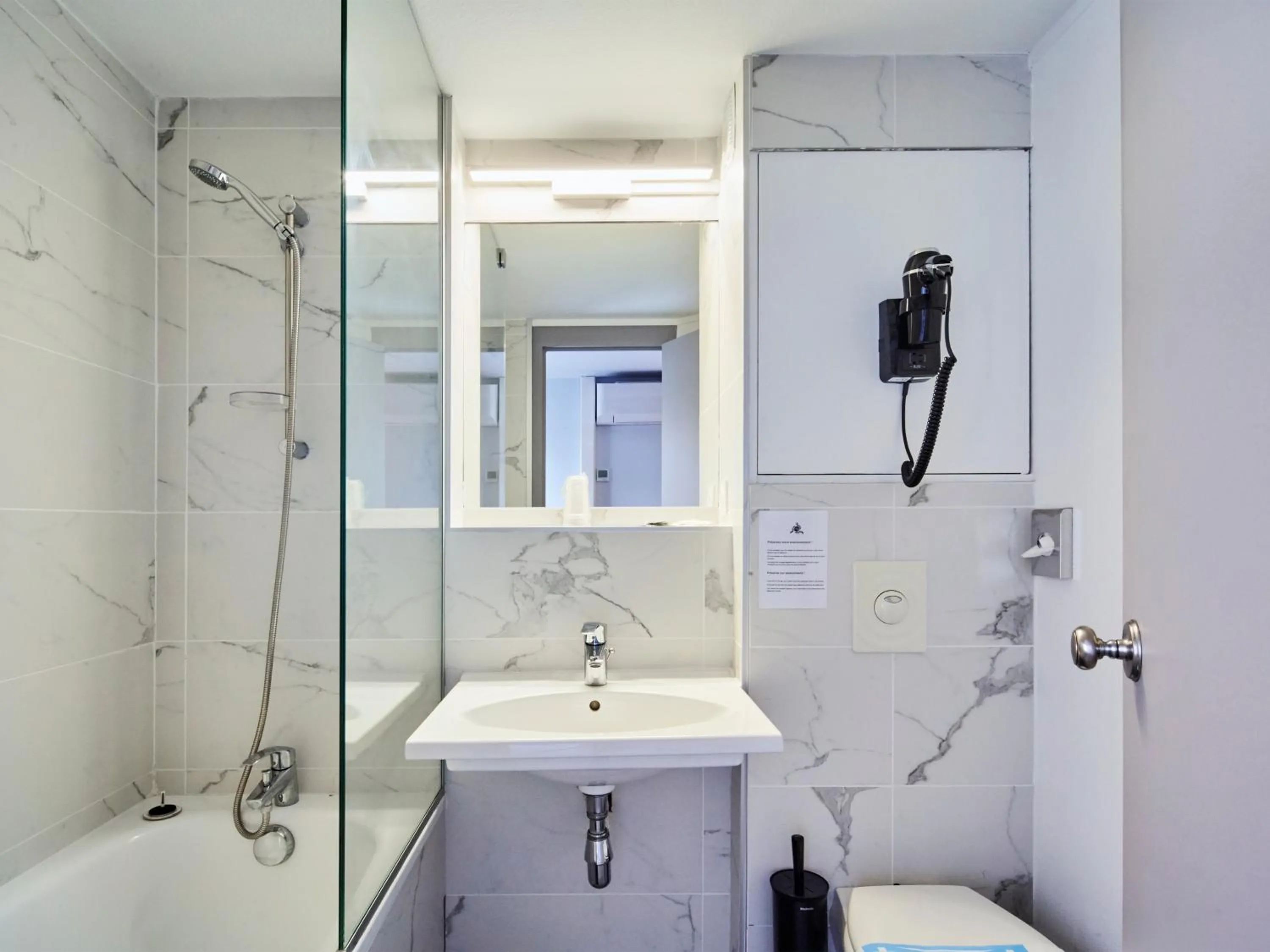 Toilet in Kyriad Direct Bron Lyon Eurexpo