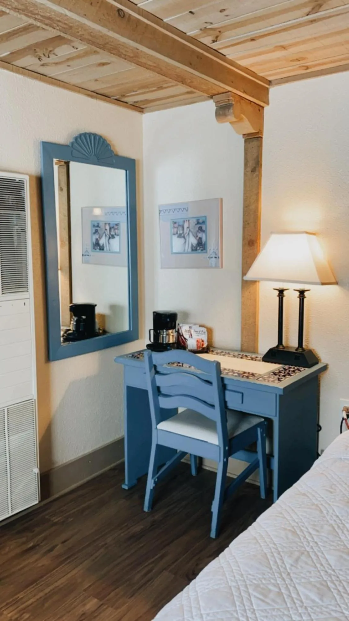 Seating area, Bed in Chama Trails Motel