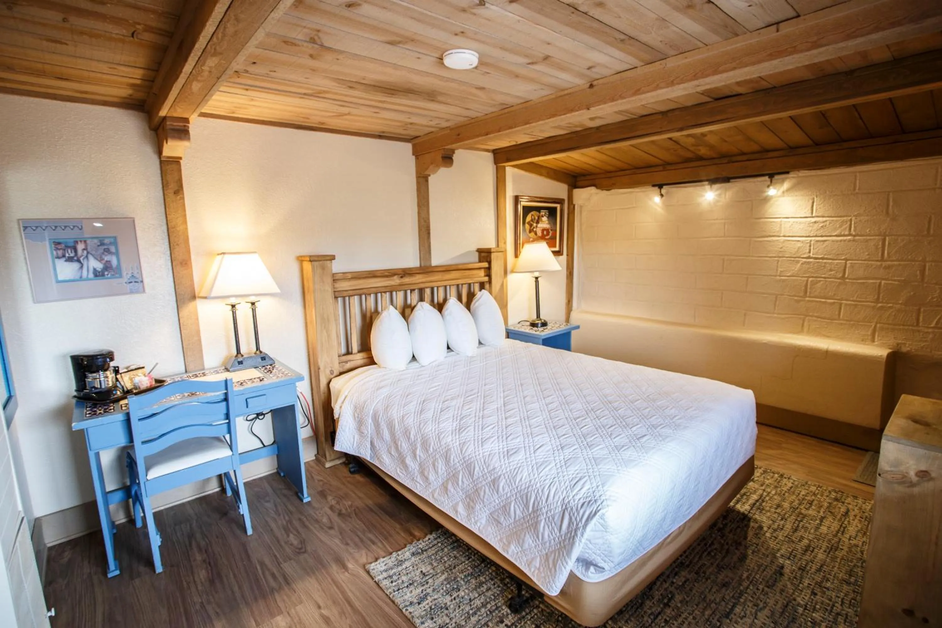 Photo of the whole room, Bed in Chama Trails Motel