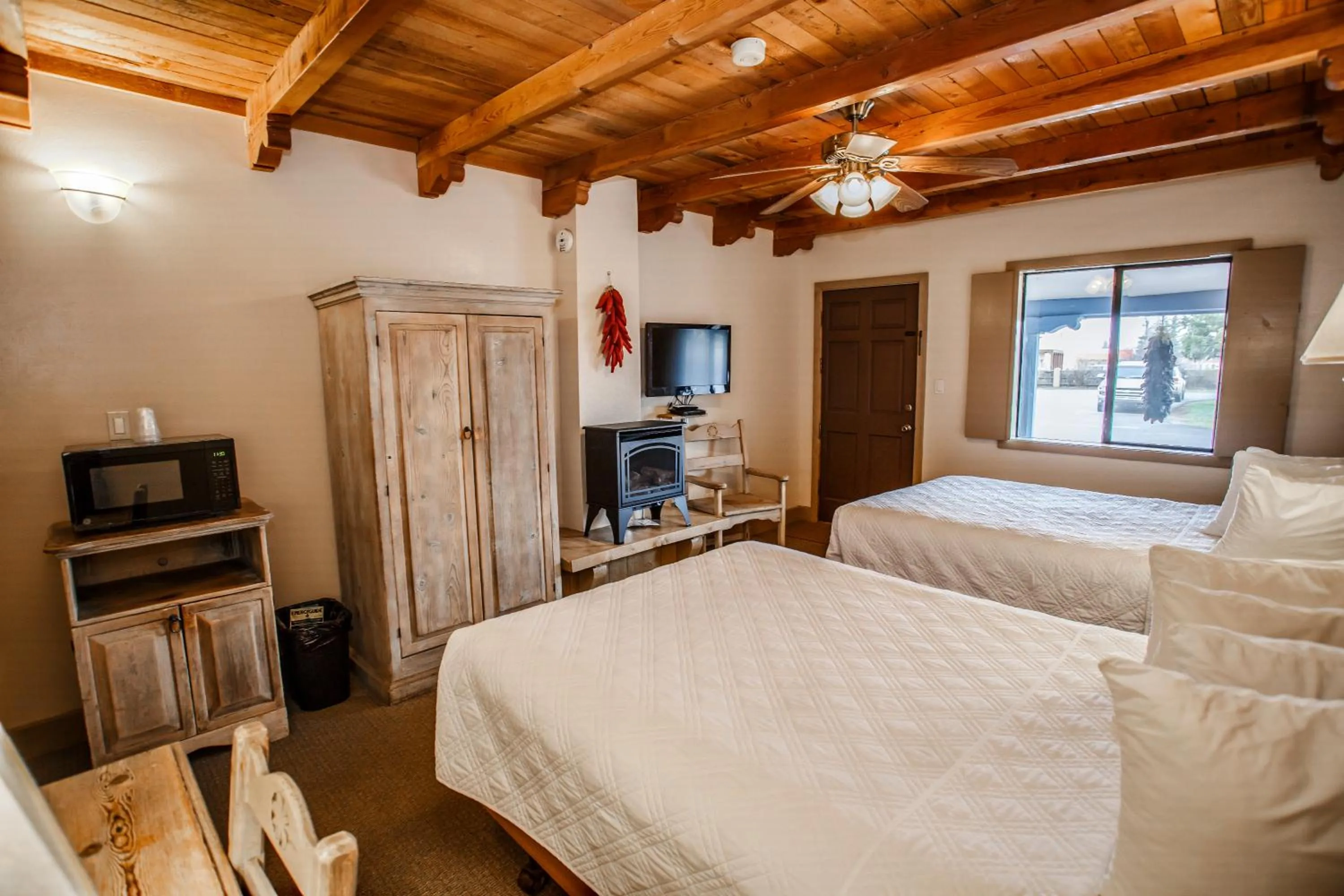 Photo of the whole room, Bed in Chama Trails Motel
