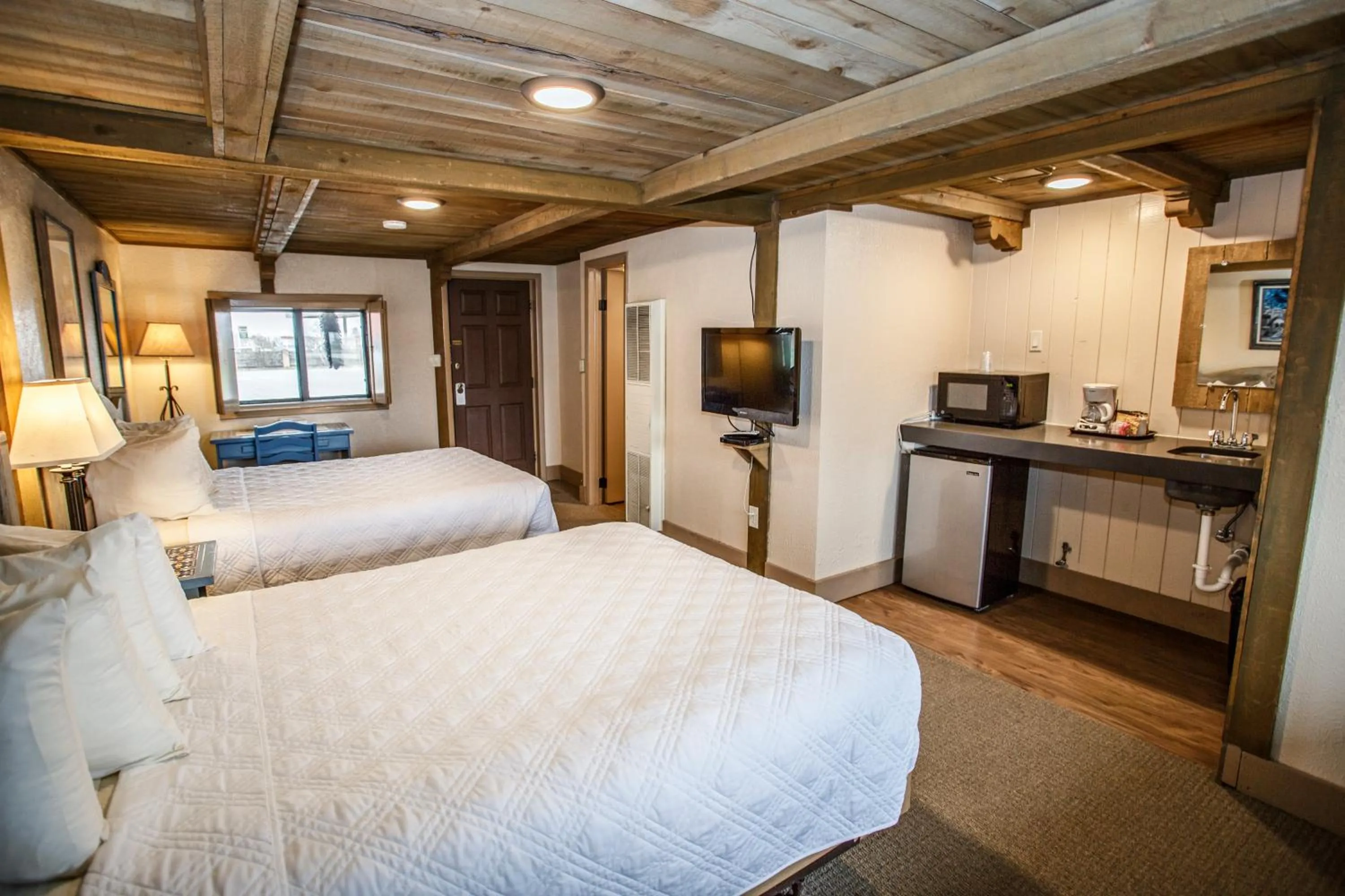 Photo of the whole room, Bed in Chama Trails Motel