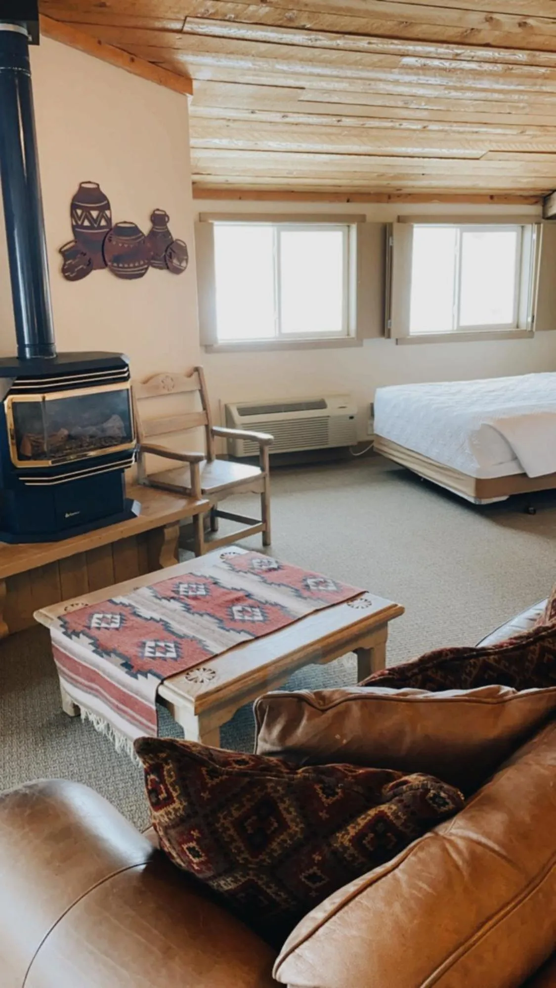 Seating area, Bed in Chama Trails Motel