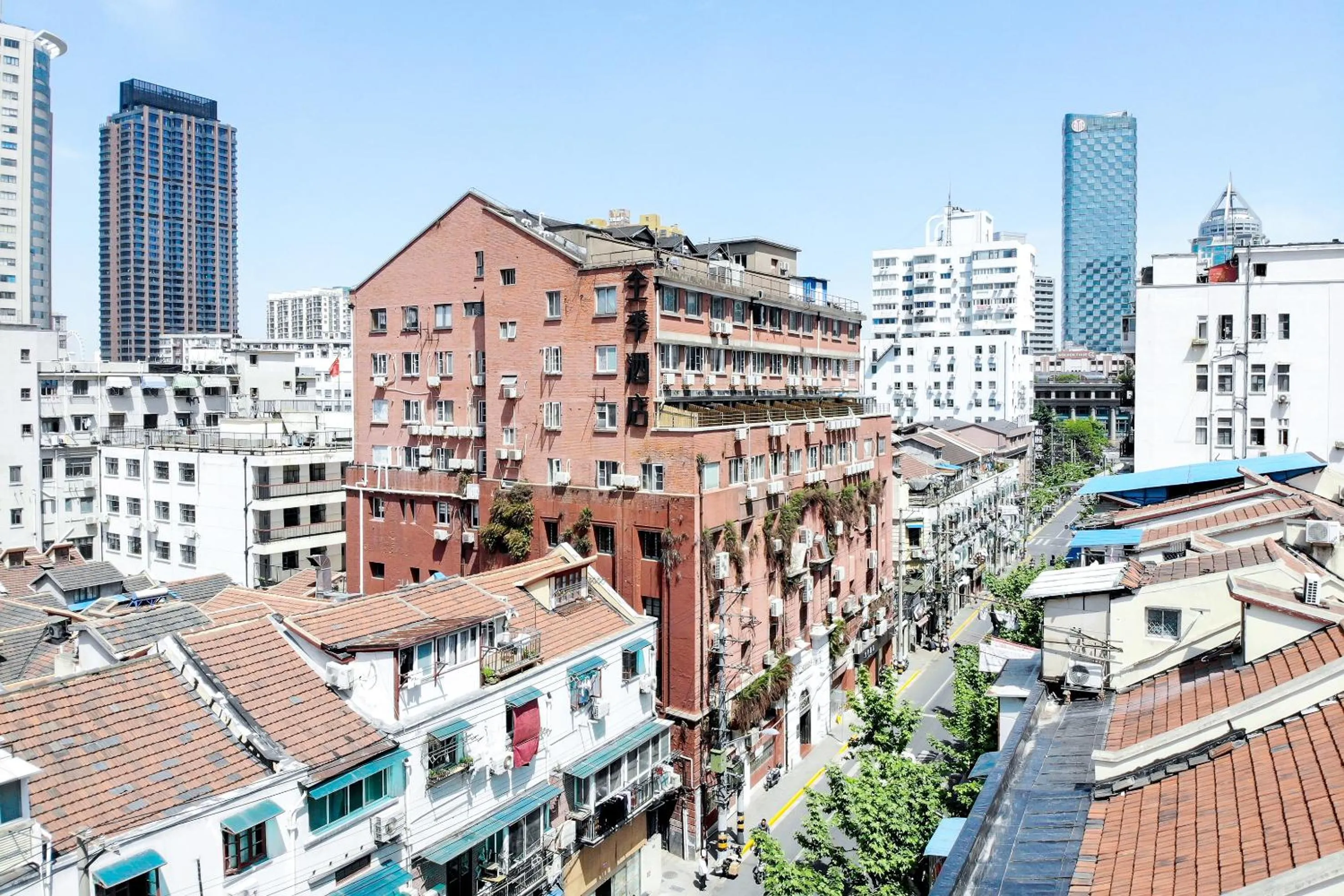 Street view in Ji Hotel (Shanghai The Bund Sichuan Middle Road)