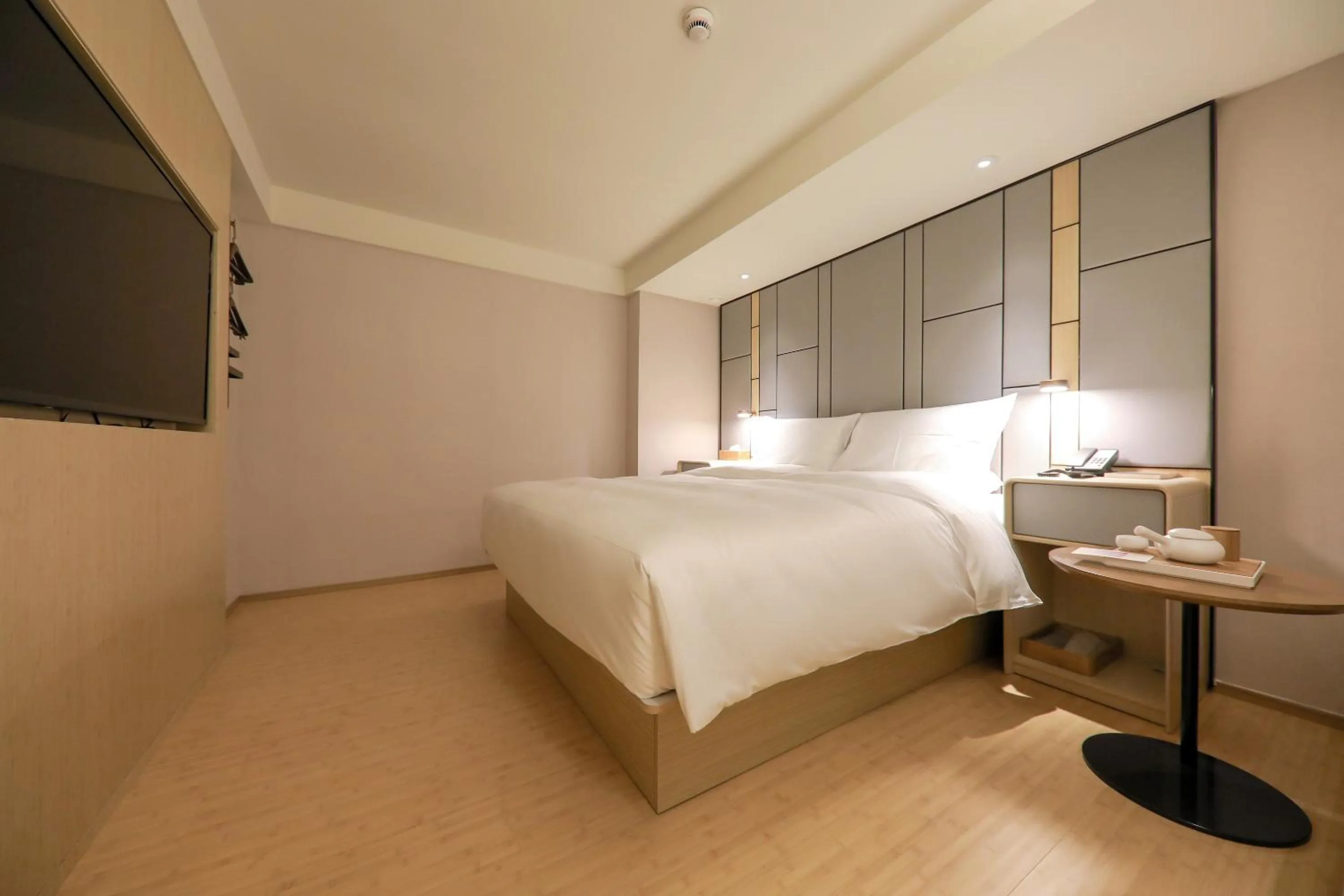 Photo of the whole room, Bed in Ji Hotel (Shanghai The Bund Sichuan Middle Road)