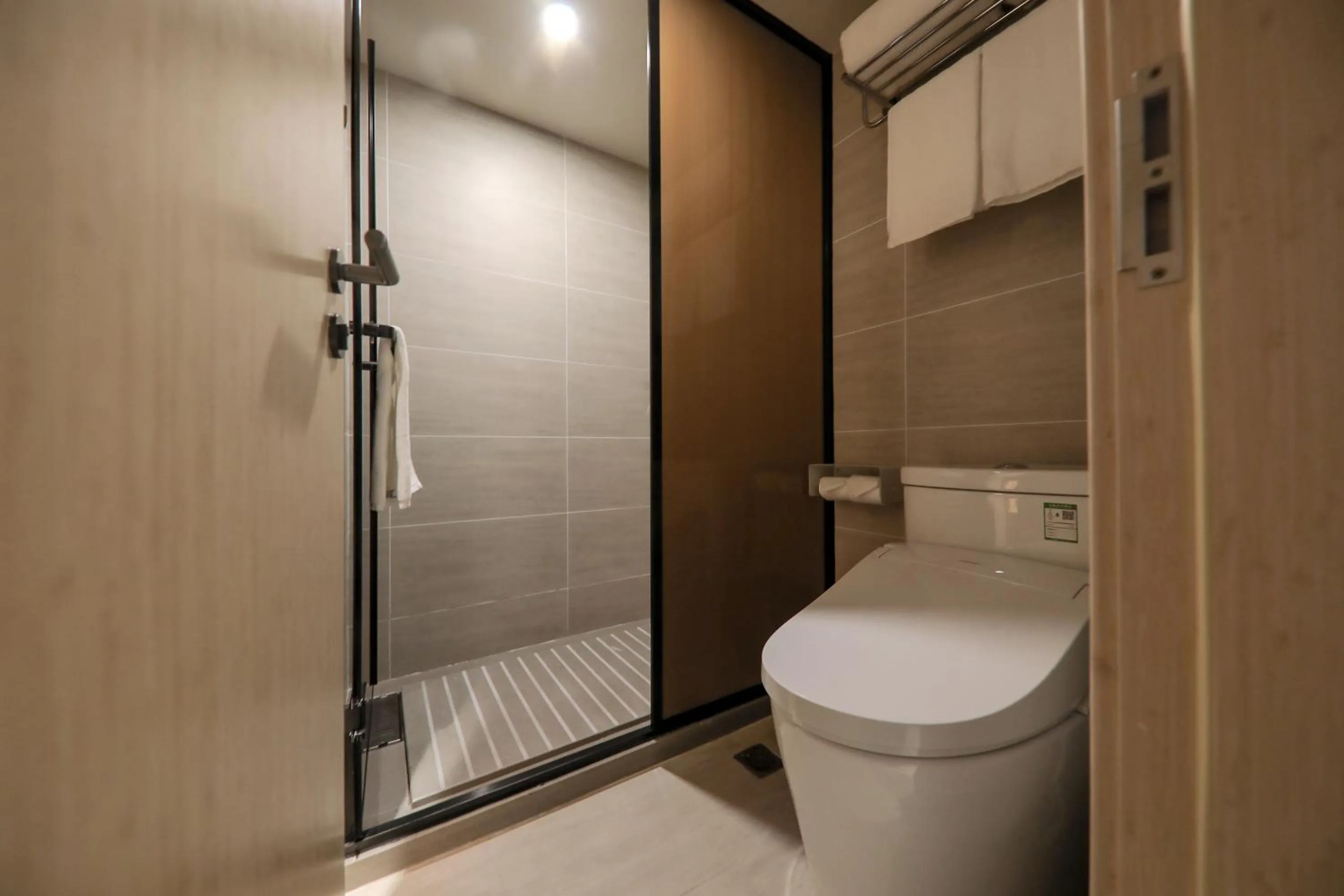 Toilet in Ji Hotel (Shanghai The Bund Sichuan Middle Road)