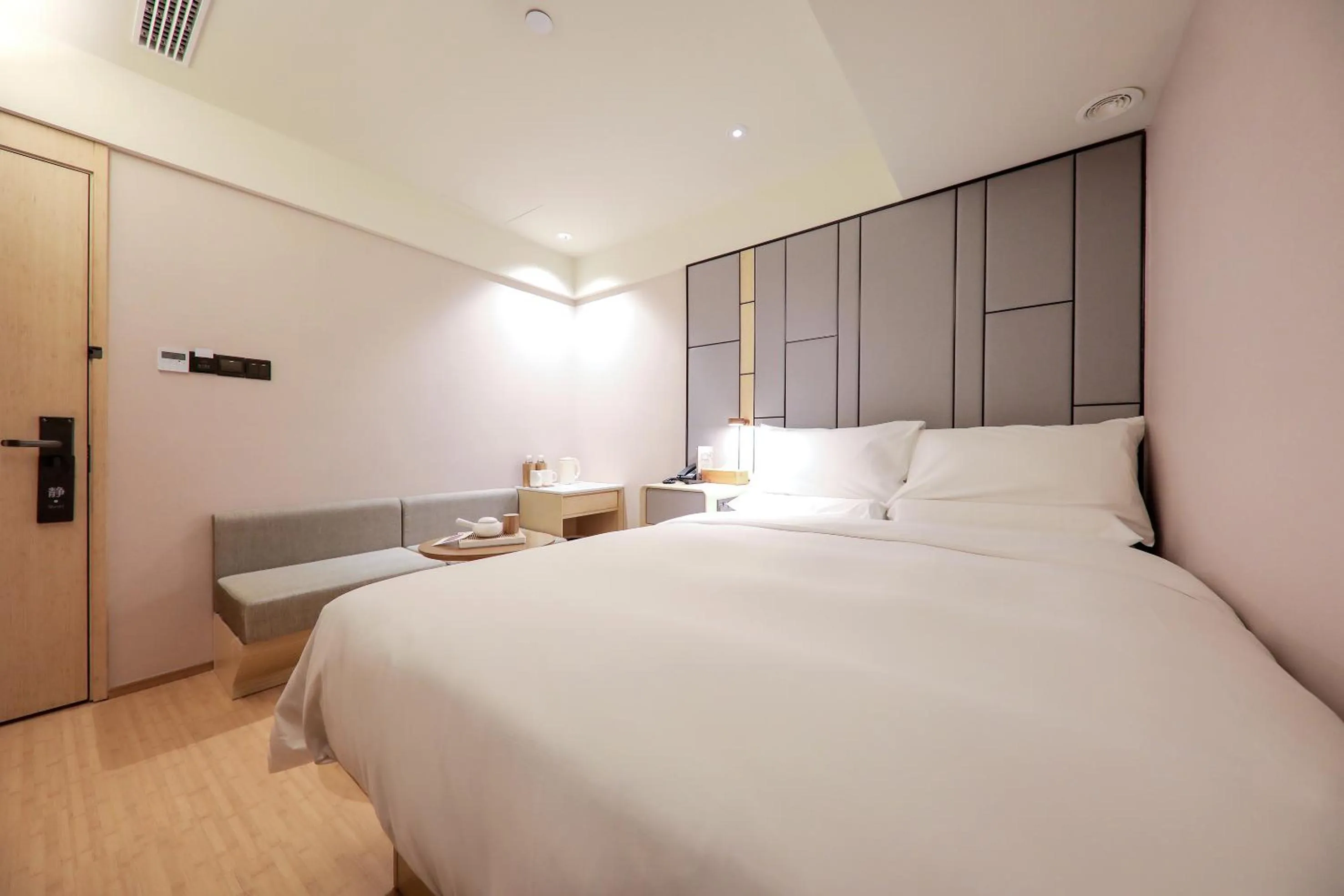 Bed in Ji Hotel (Shanghai The Bund Sichuan Middle Road)