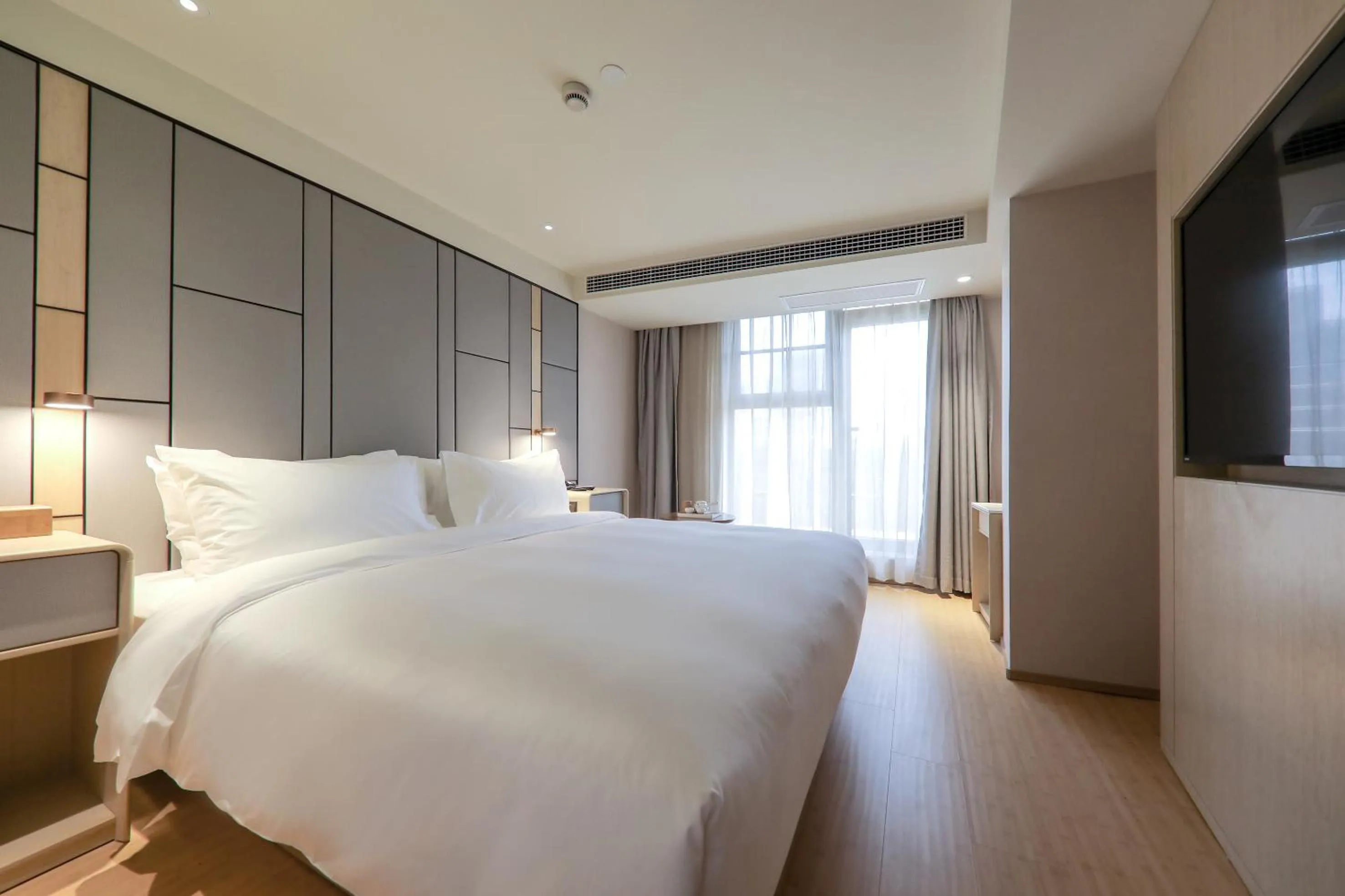 Photo of the whole room, Bed in Ji Hotel (Shanghai The Bund Sichuan Middle Road)