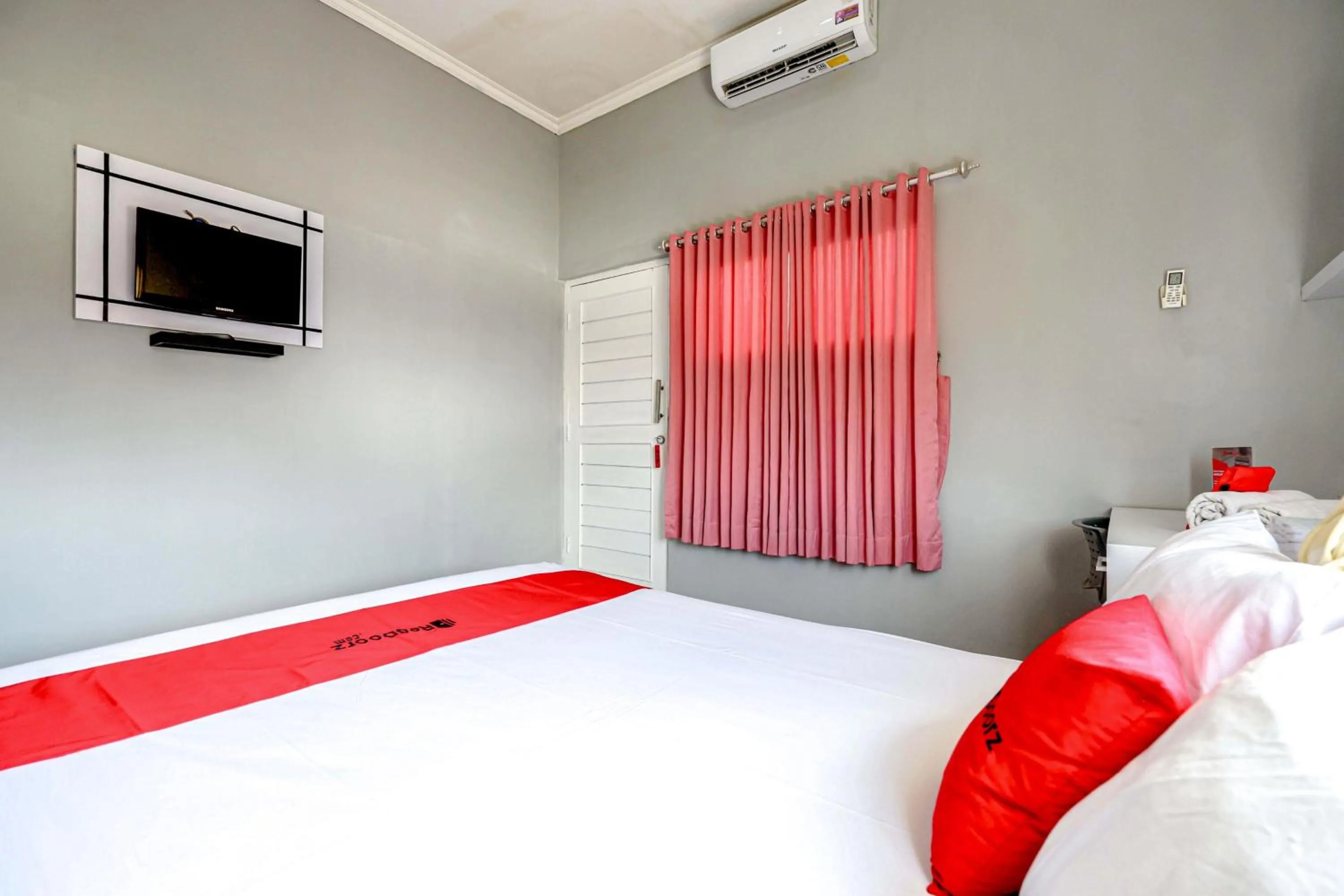 Bedroom, Bed in RedDoorz near Solo Square 3