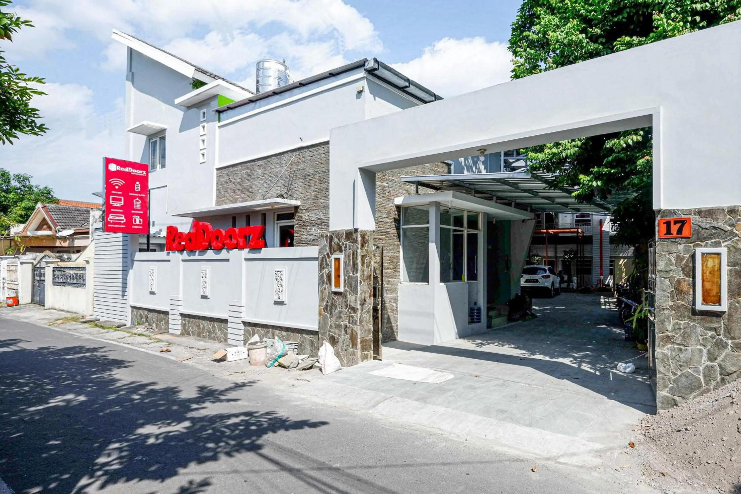 Facade/entrance in RedDoorz near Solo Square 3