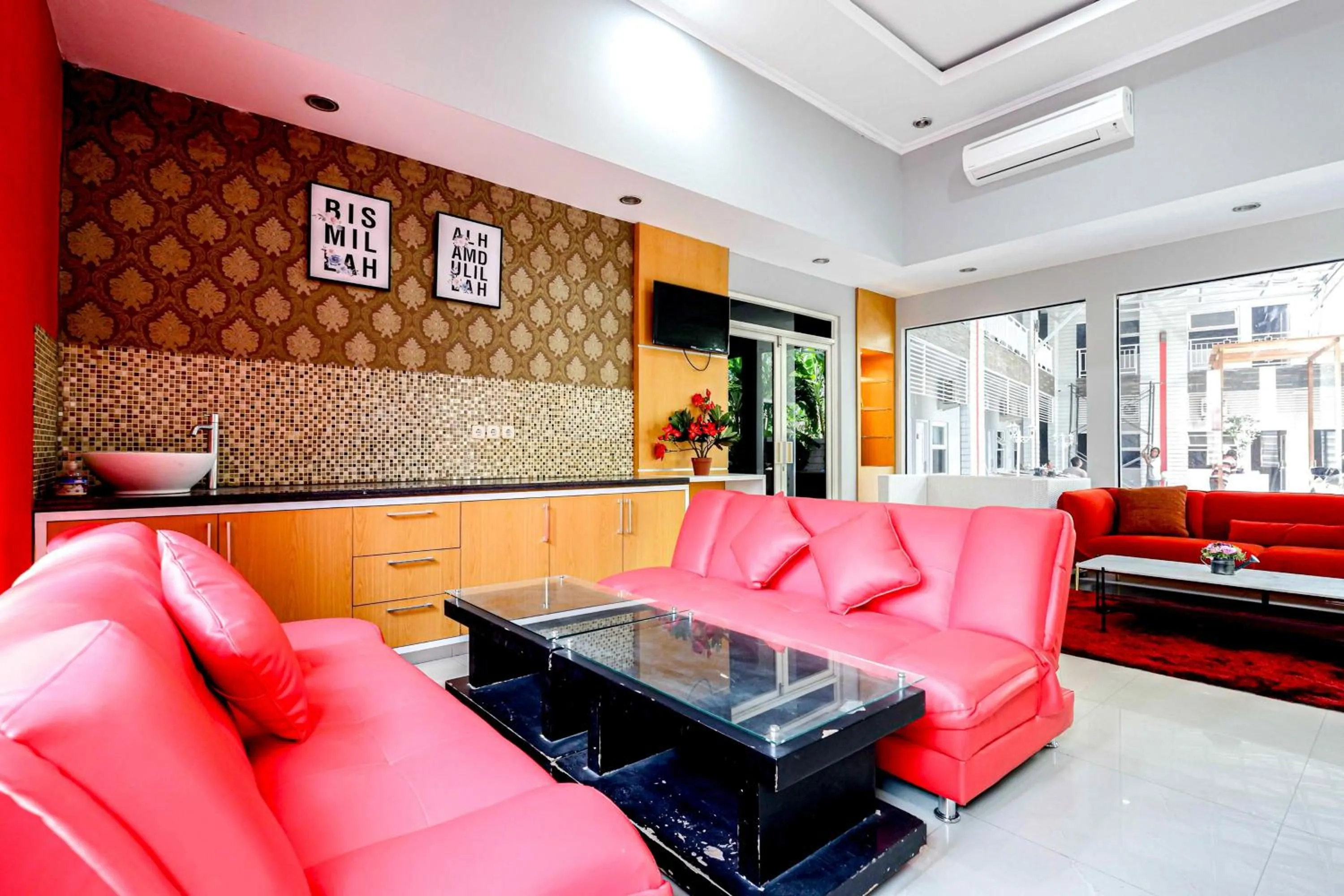 Seating area in RedDoorz near Solo Square 3