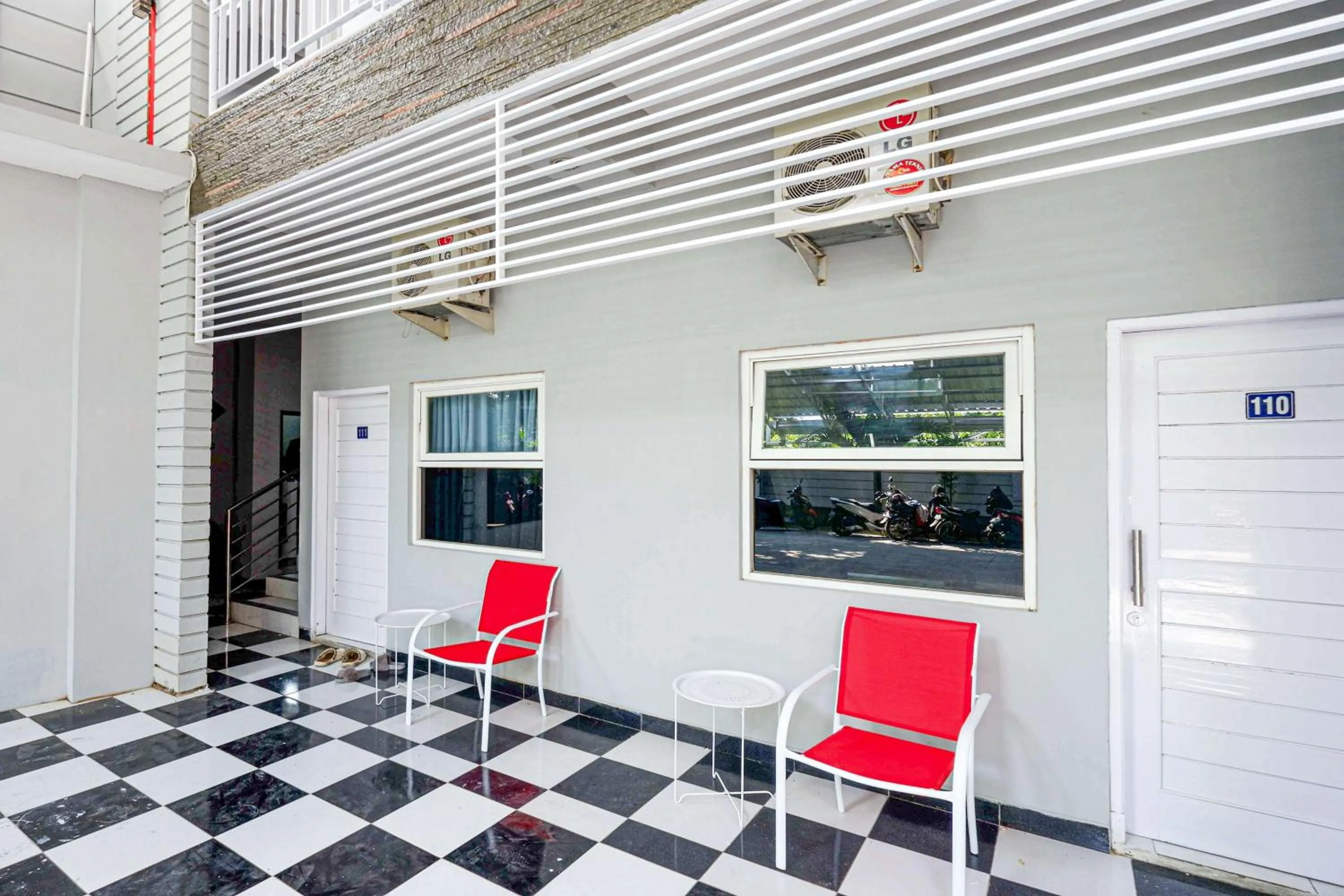 Seating area in RedDoorz near Solo Square 3