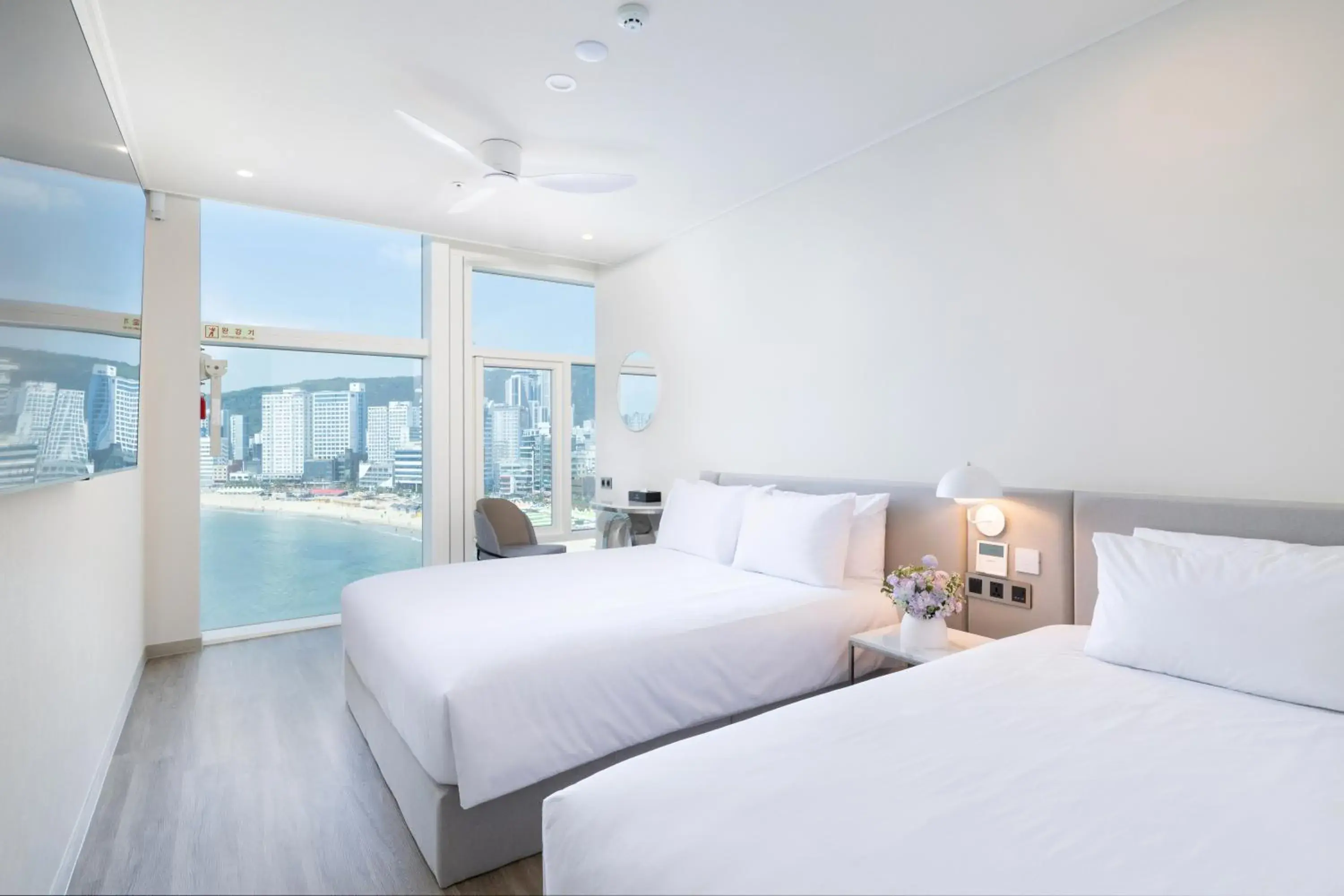 Superior Twin Room with Sea View in Ocean The Point Hotel Busan Superior Twin Room with Sea View in Ocean The Point Hotel Busan