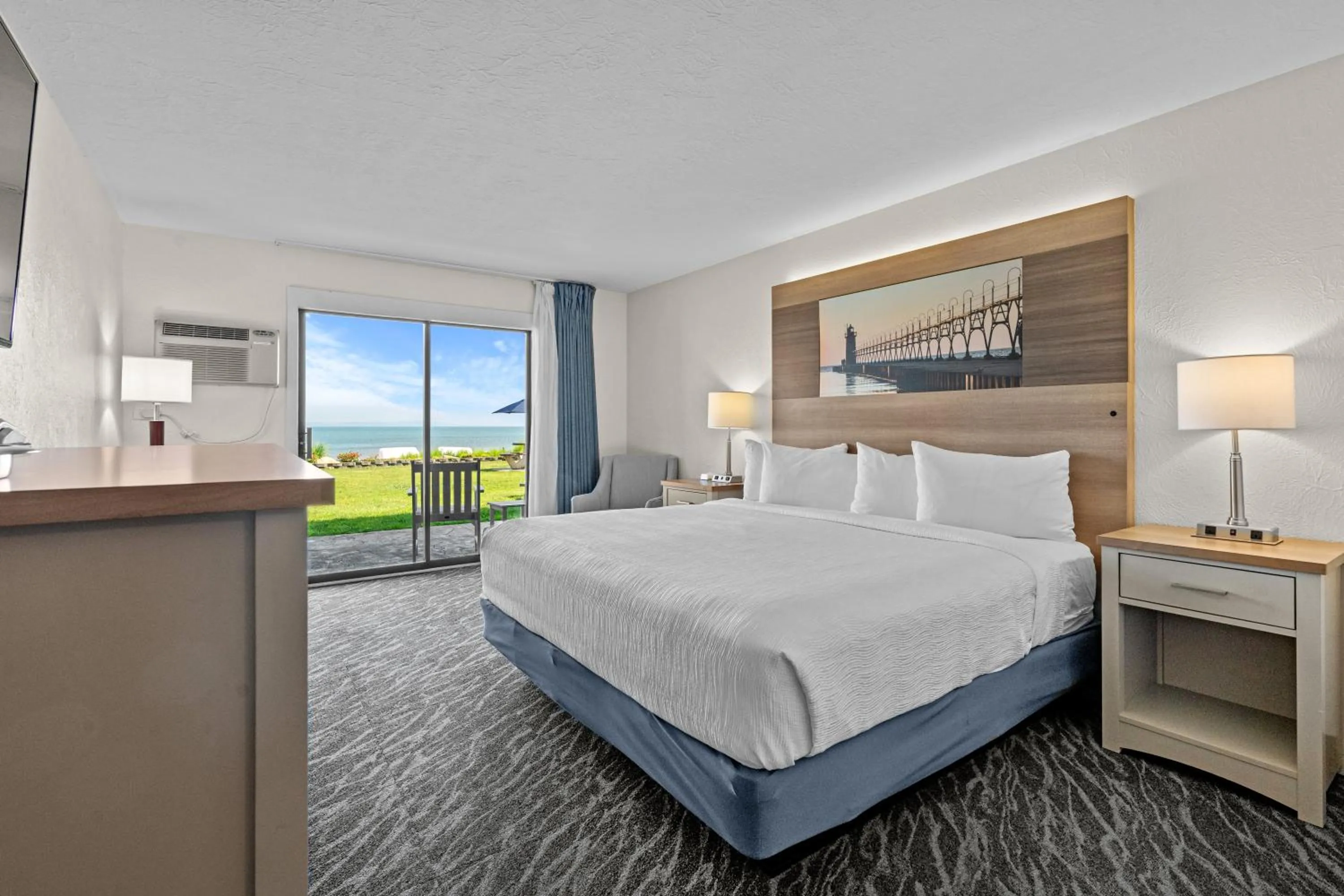 Bedroom, Bed in The Beach Haus - Traverse City