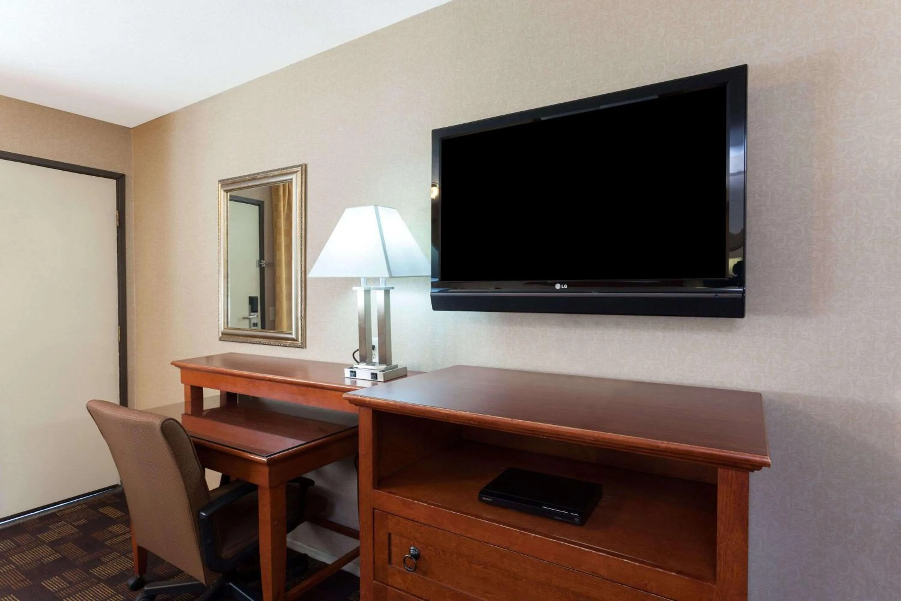 Photo of the whole room in Days Inn by Wyndham Alhambra CA