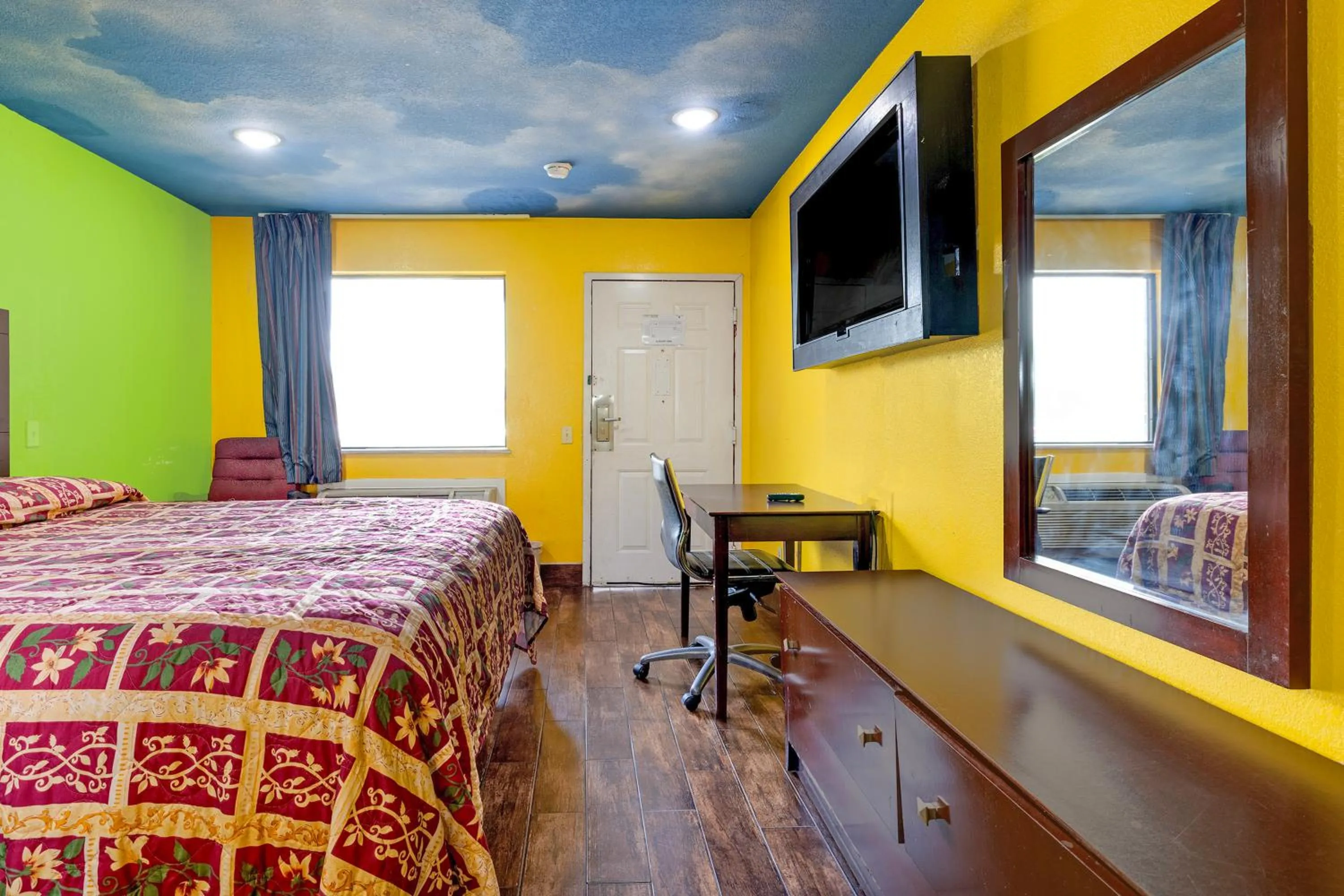 Bedroom, Bed in Hotel O Luxury Inn Channelview Baytown I-10