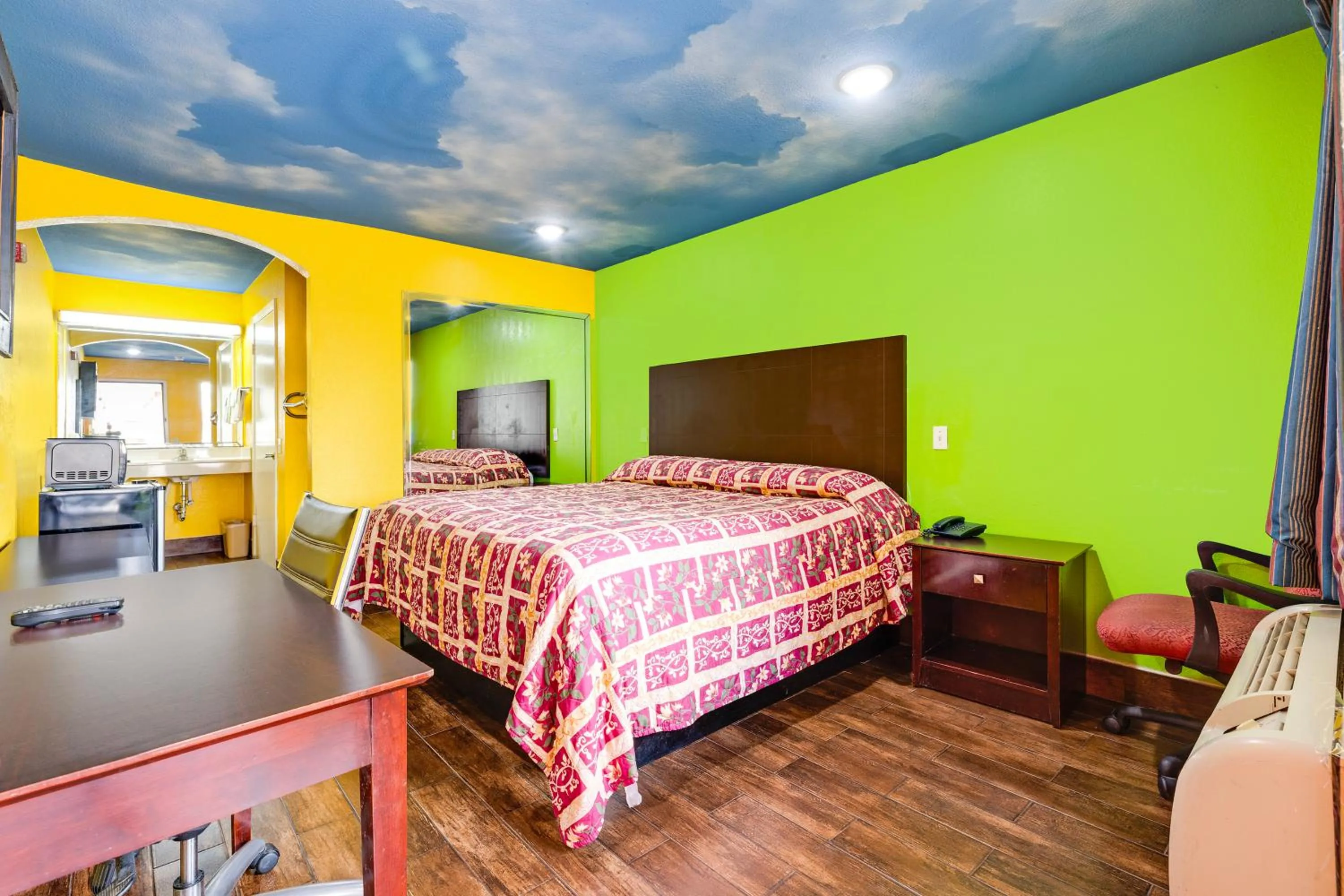 Bedroom, Bed in Hotel O Luxury Inn Channelview Baytown I-10