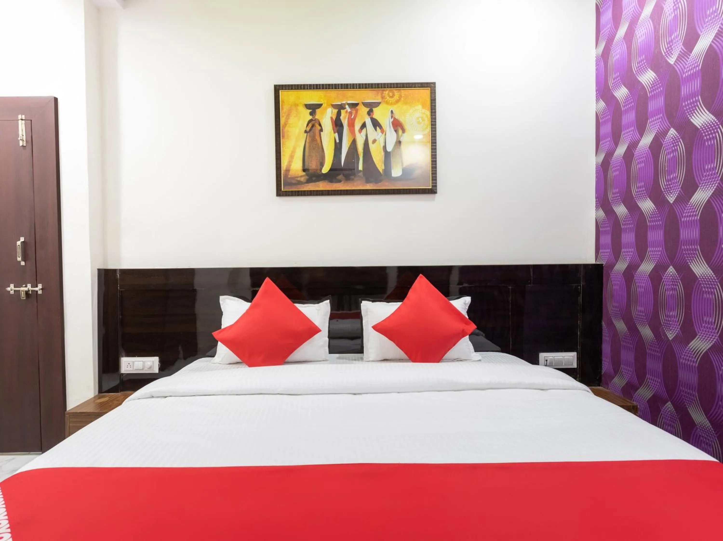 Bathroom, Bed in Hotel O Savitri Regency