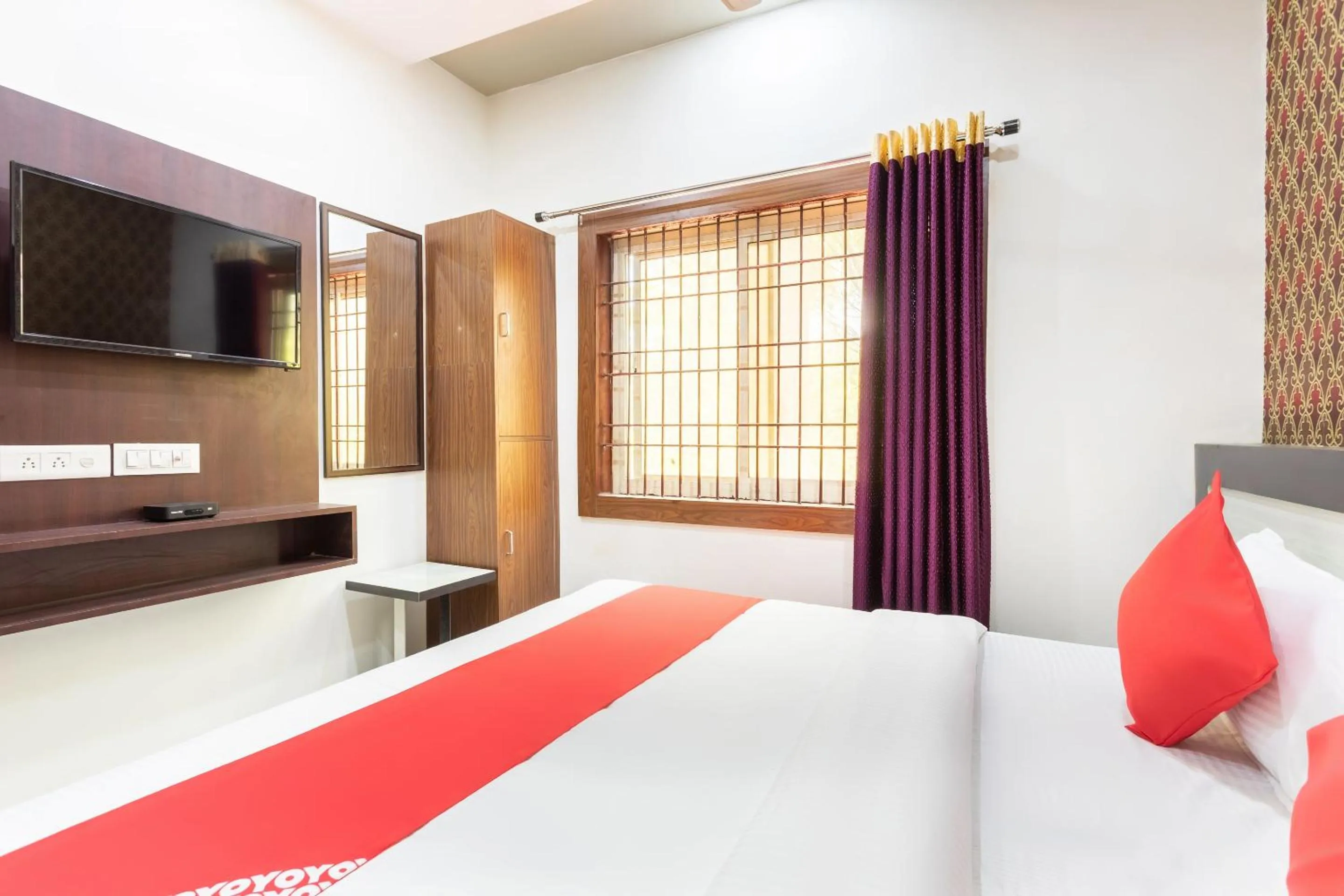 Bedroom, Bed in Hotel O Savitri Regency