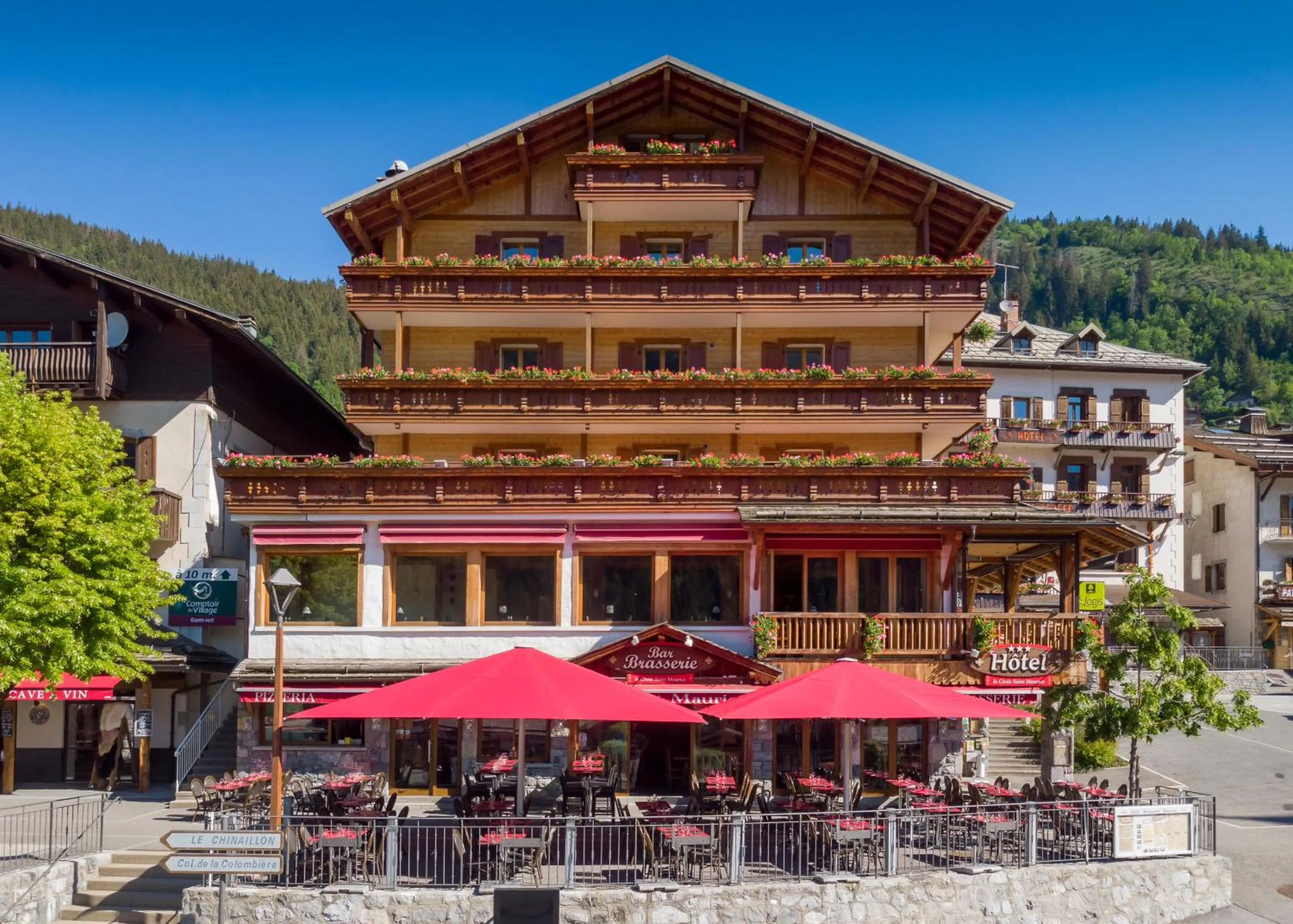 Facade/entrance in Logis La Croix-Saint-Maurice