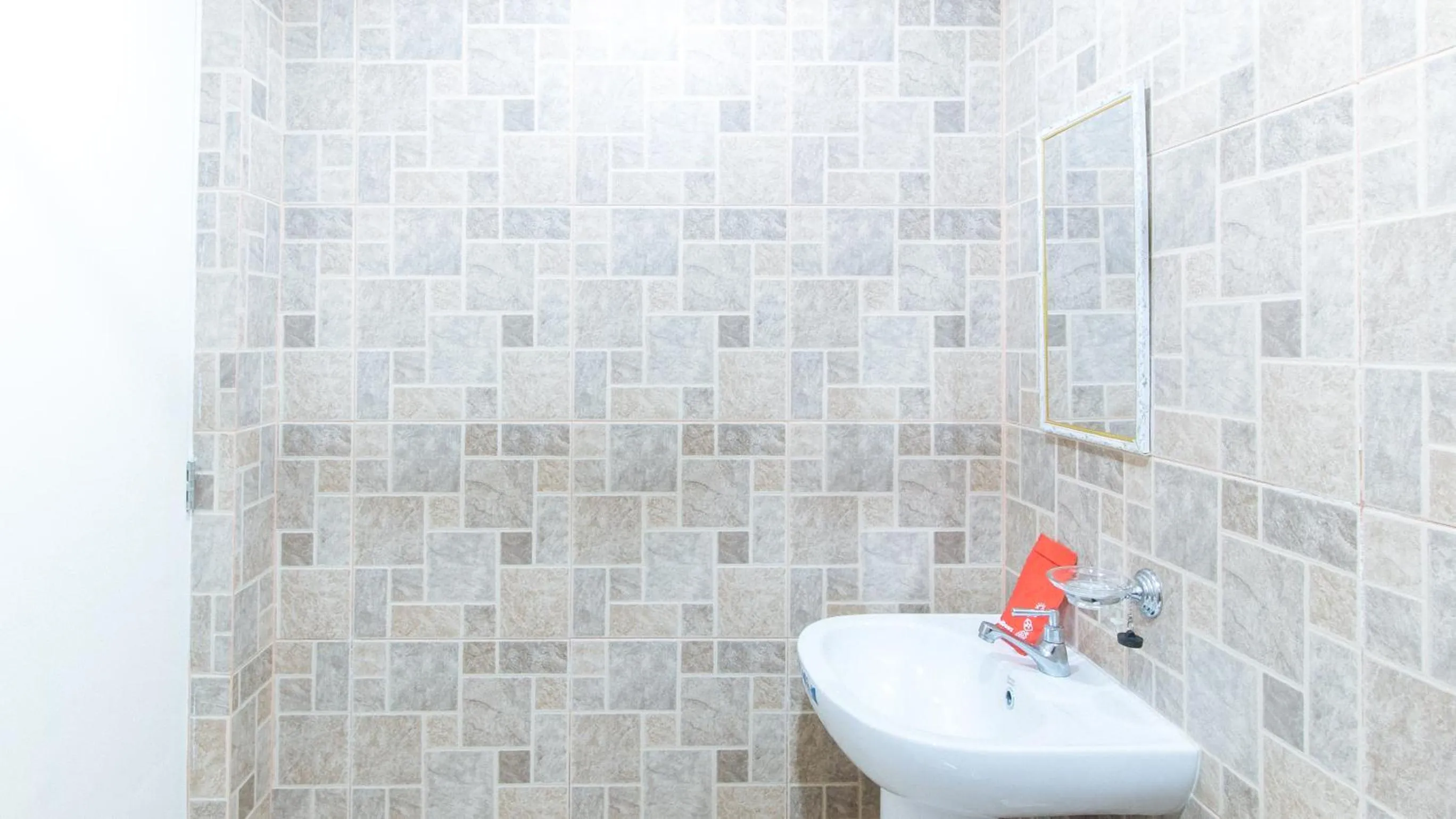 Bathroom in RedDoorz near Osmeña Hway2 - Quarantine Hotel