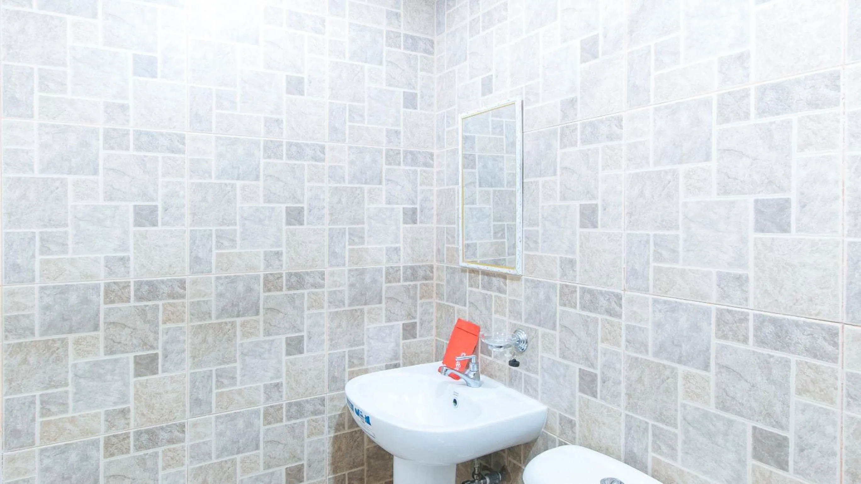 Bathroom in RedDoorz near Osmeña Hway2 - Quarantine Hotel