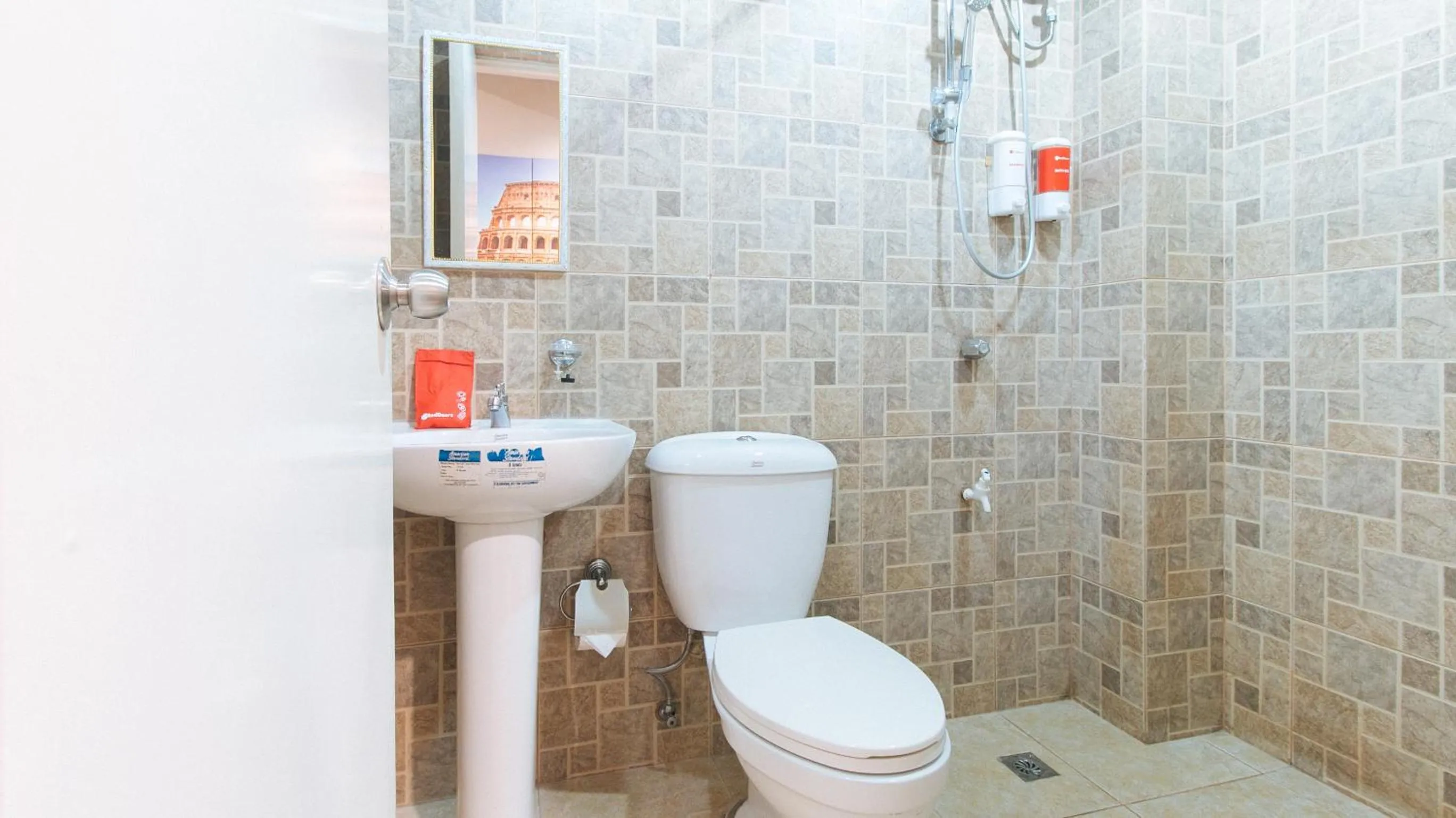 Toilet, Bathroom in RedDoorz near Osmeña Hway2 - Quarantine Hotel