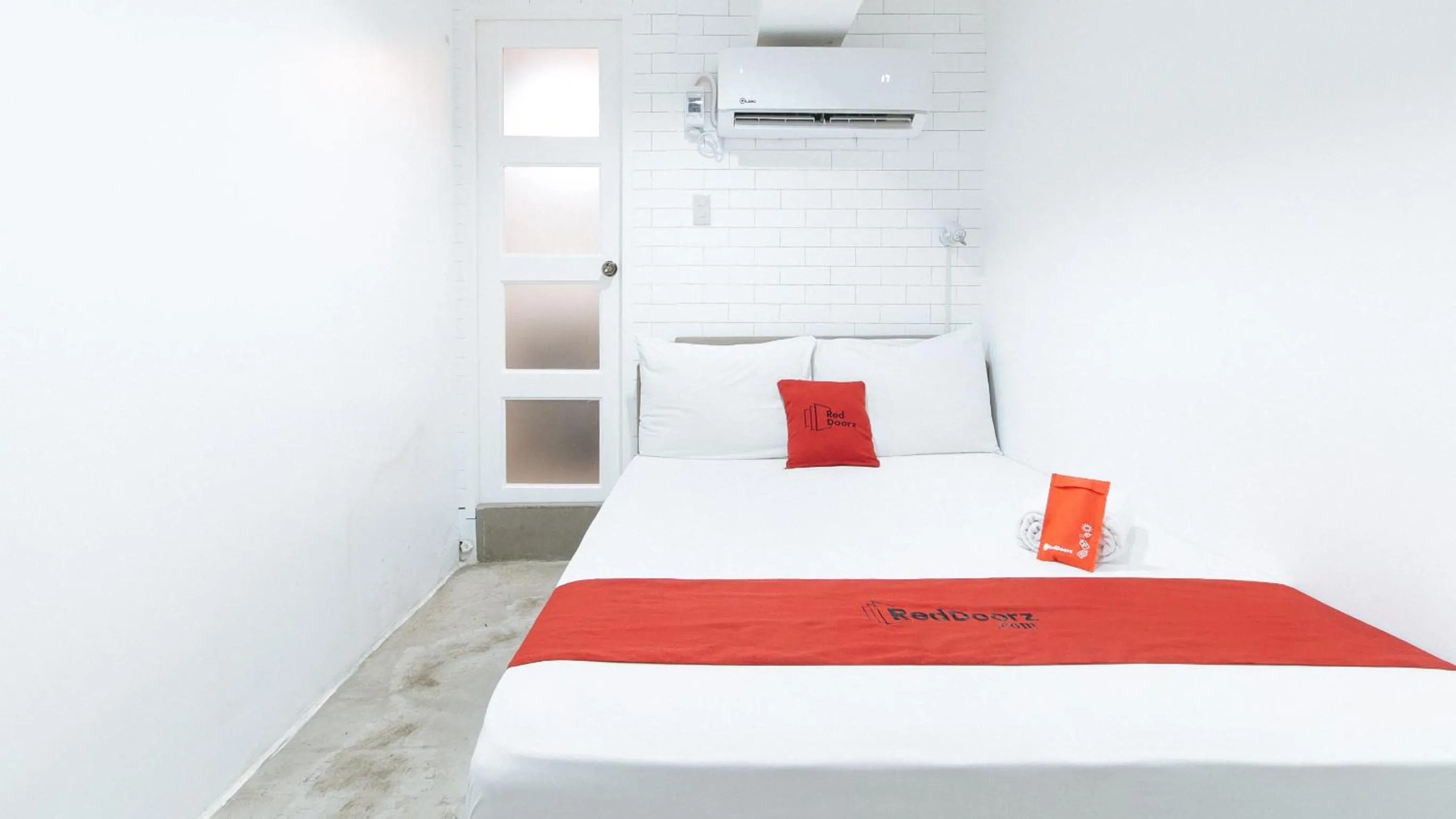 Bed in RedDoorz Plus at BGC near St Lukes