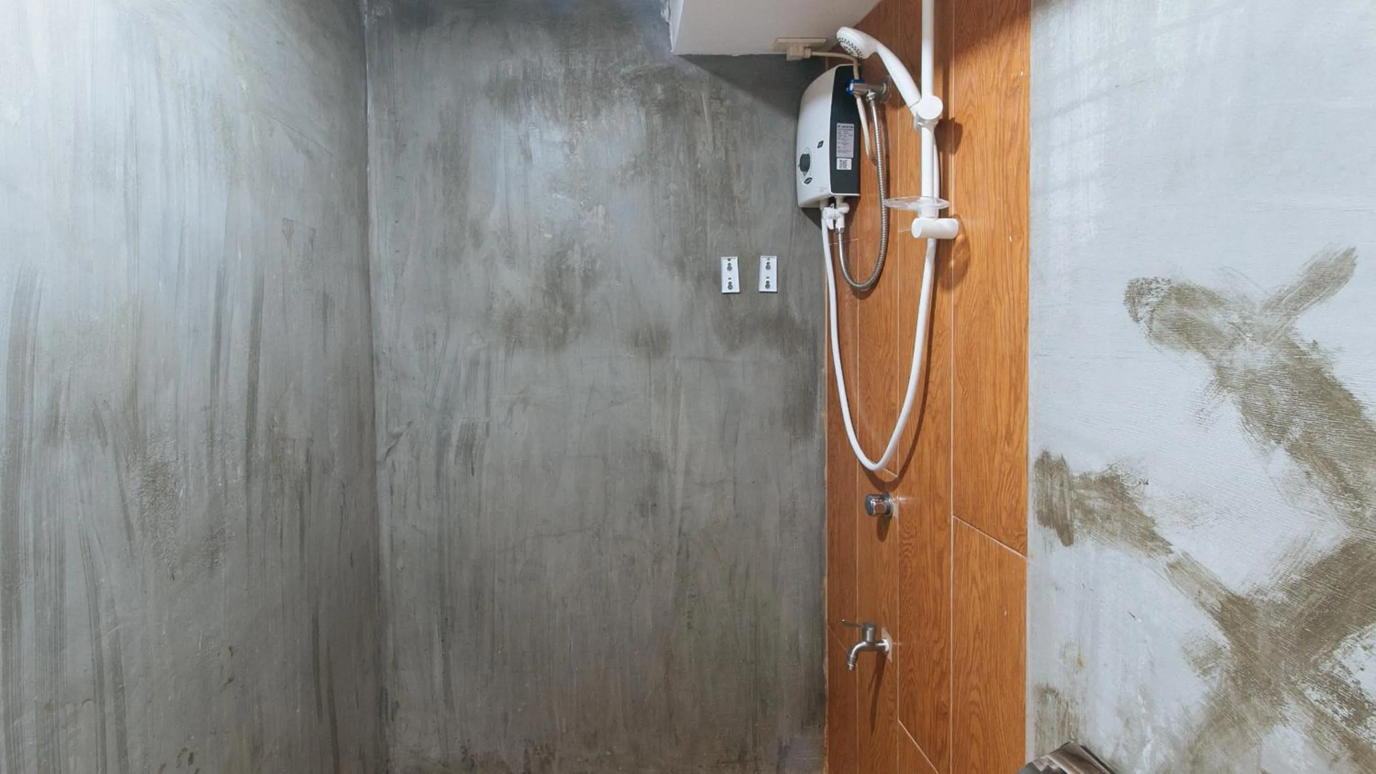 Shower in RedDoorz Plus at BGC near St Lukes