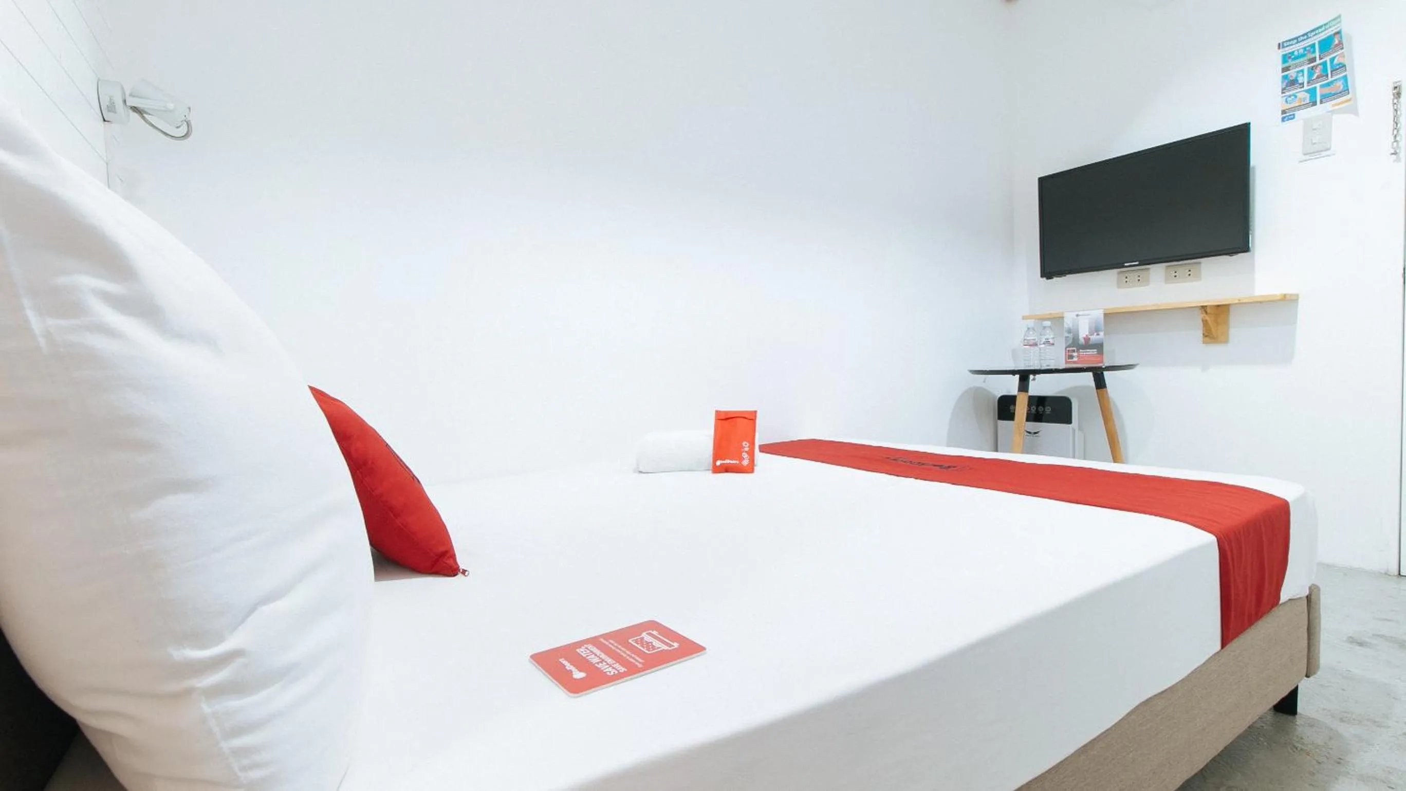 TV and multimedia, Bed in RedDoorz Plus at BGC near St Lukes