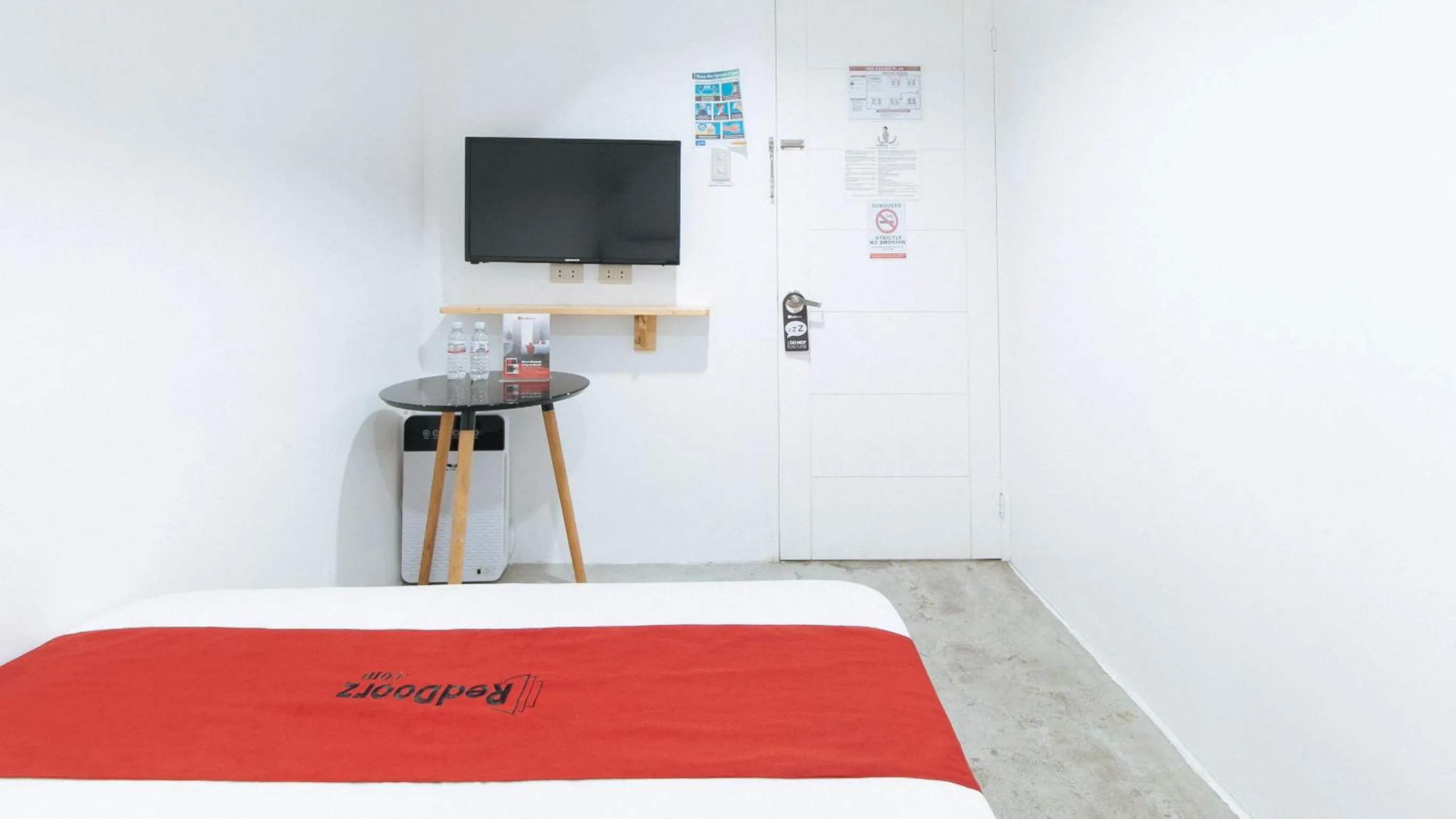 TV and multimedia in RedDoorz Plus at BGC near St Lukes