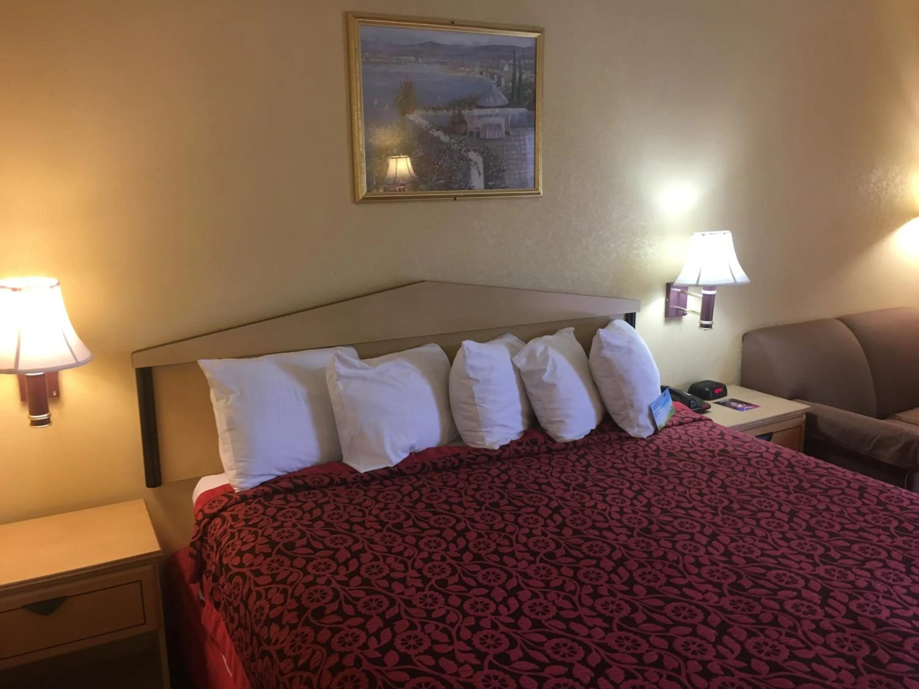 Bed in Days Inn by Wyndham Yazoo City
