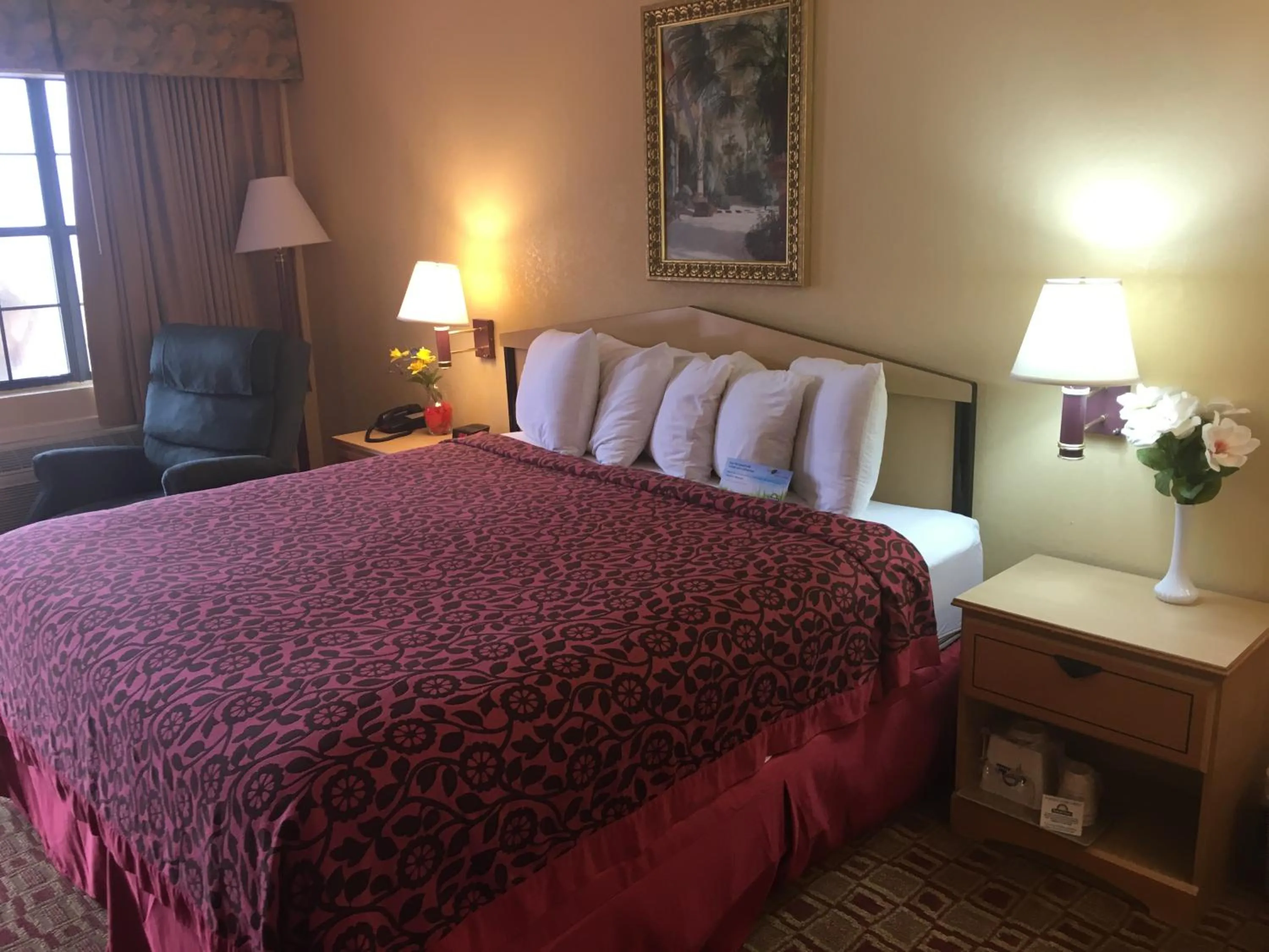 Bed in Days Inn by Wyndham Yazoo City