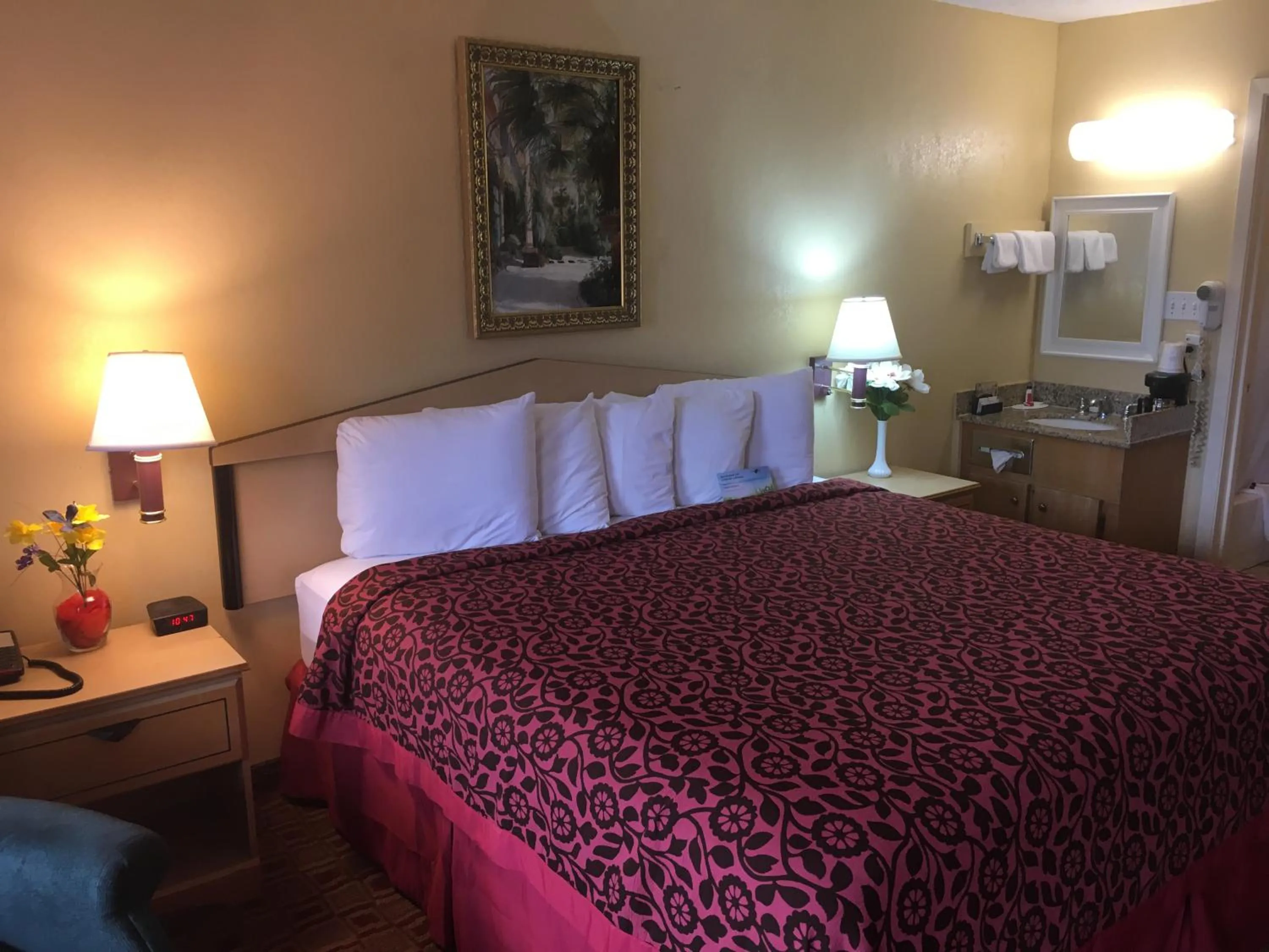 Bed in Days Inn by Wyndham Yazoo City