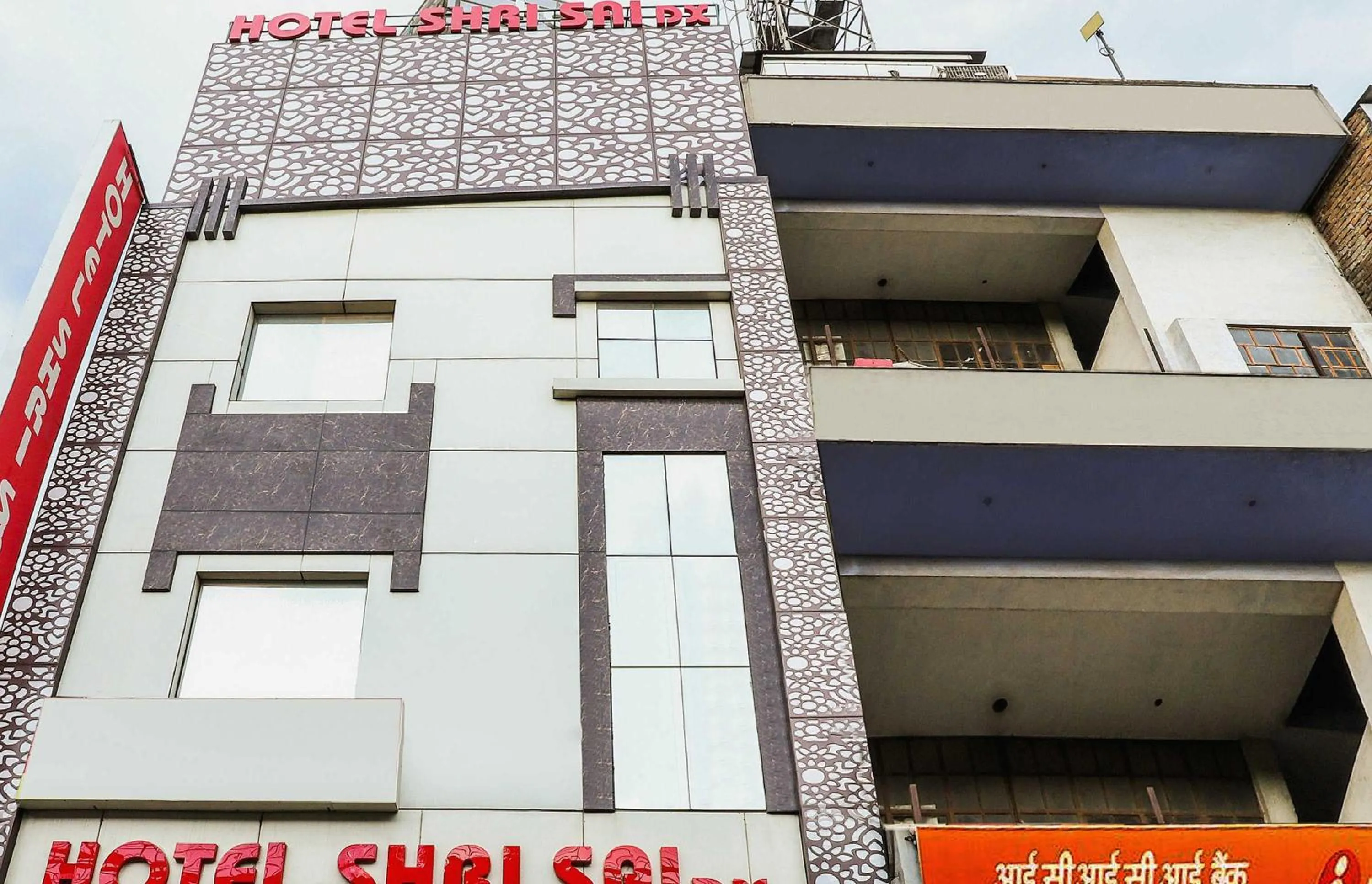 Facade/entrance in Hotel O Shri Sai