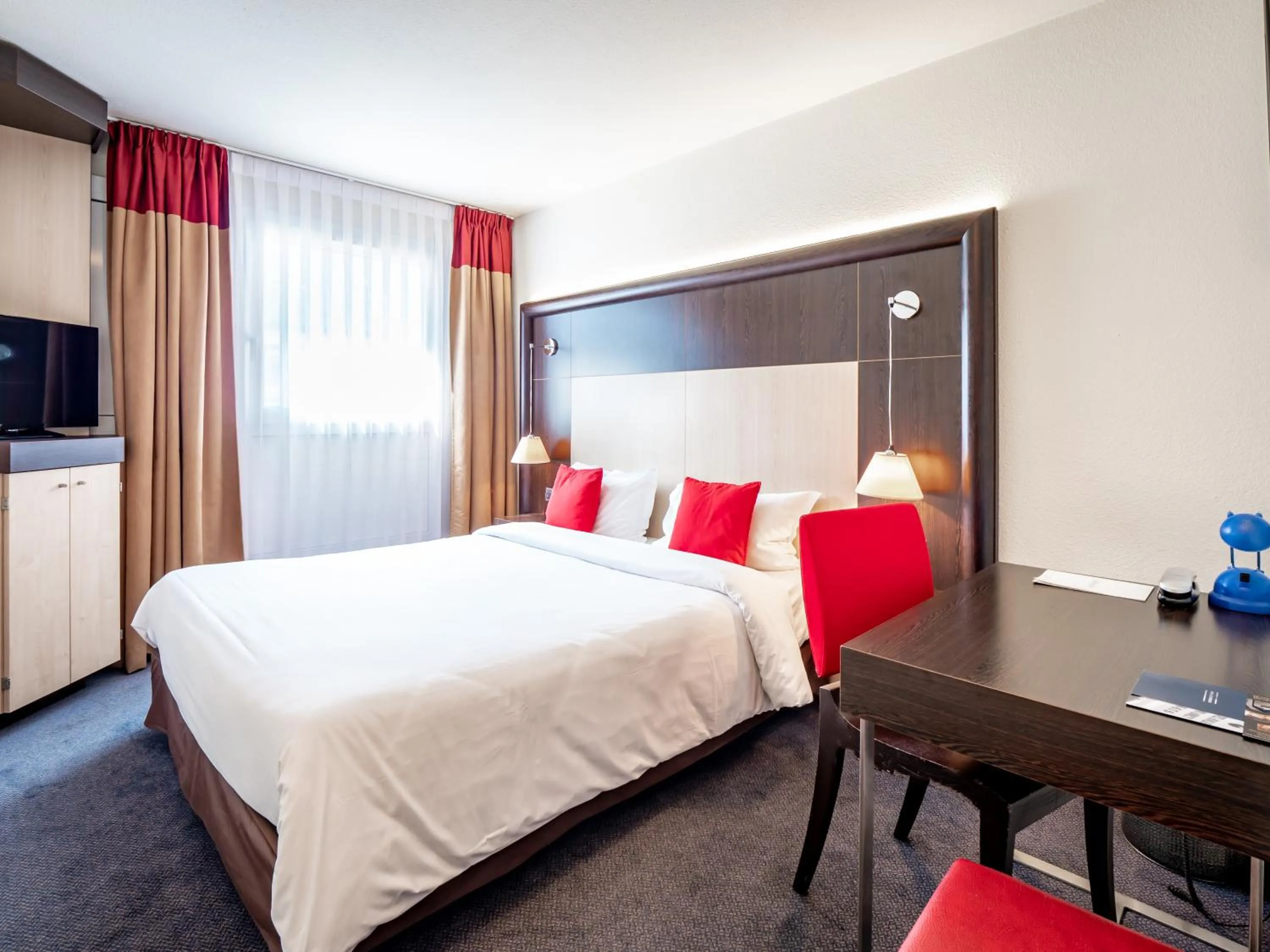 Bedroom, Bed in Hôtel de Bonlieu