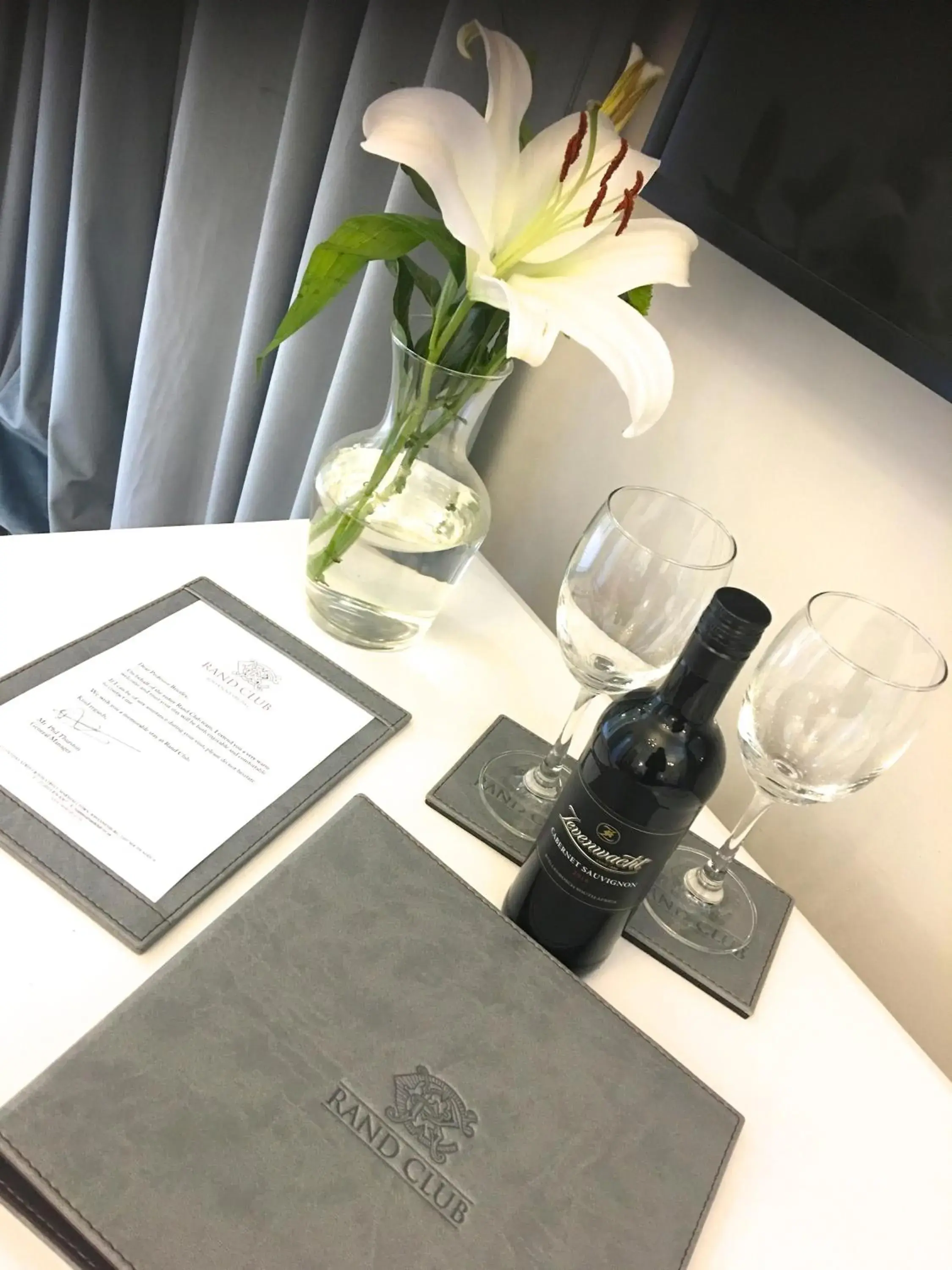 Double Room in Rand Club Suites Double Room in Rand Club Suites