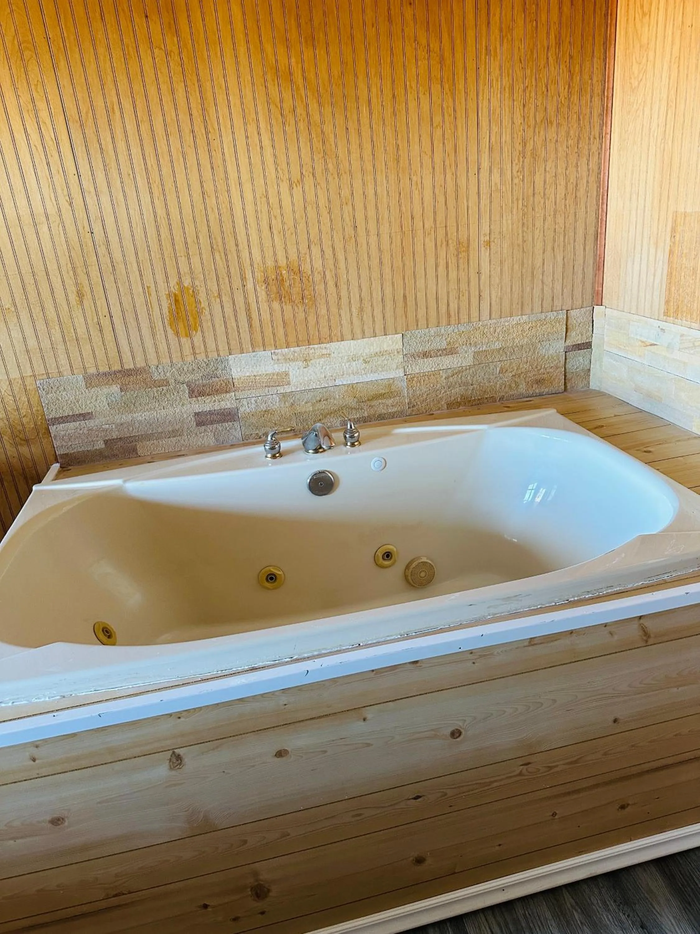 Hot Tub in Country Inn - Licking