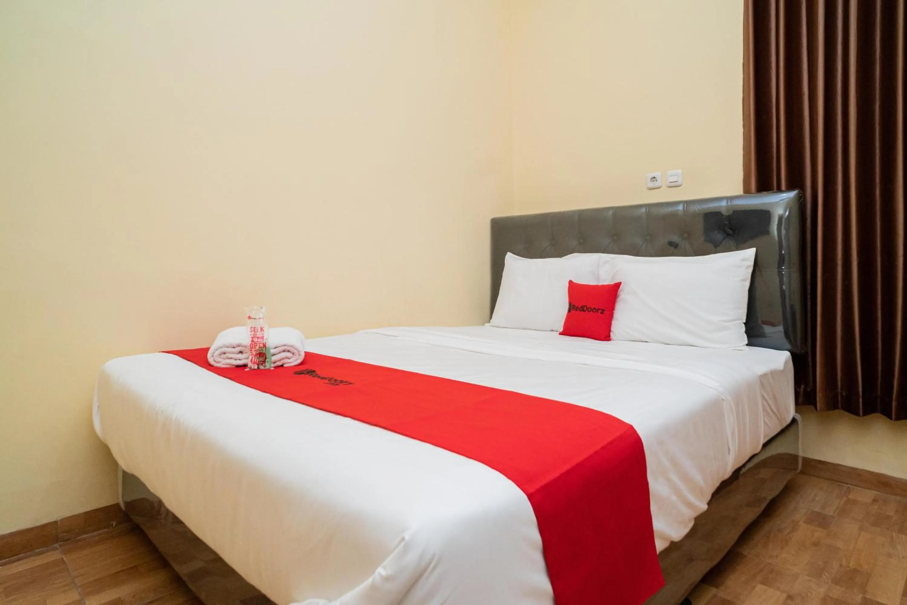 Bedroom, Bed in RedDoorz Syariah near Jembatan Merah Plaza