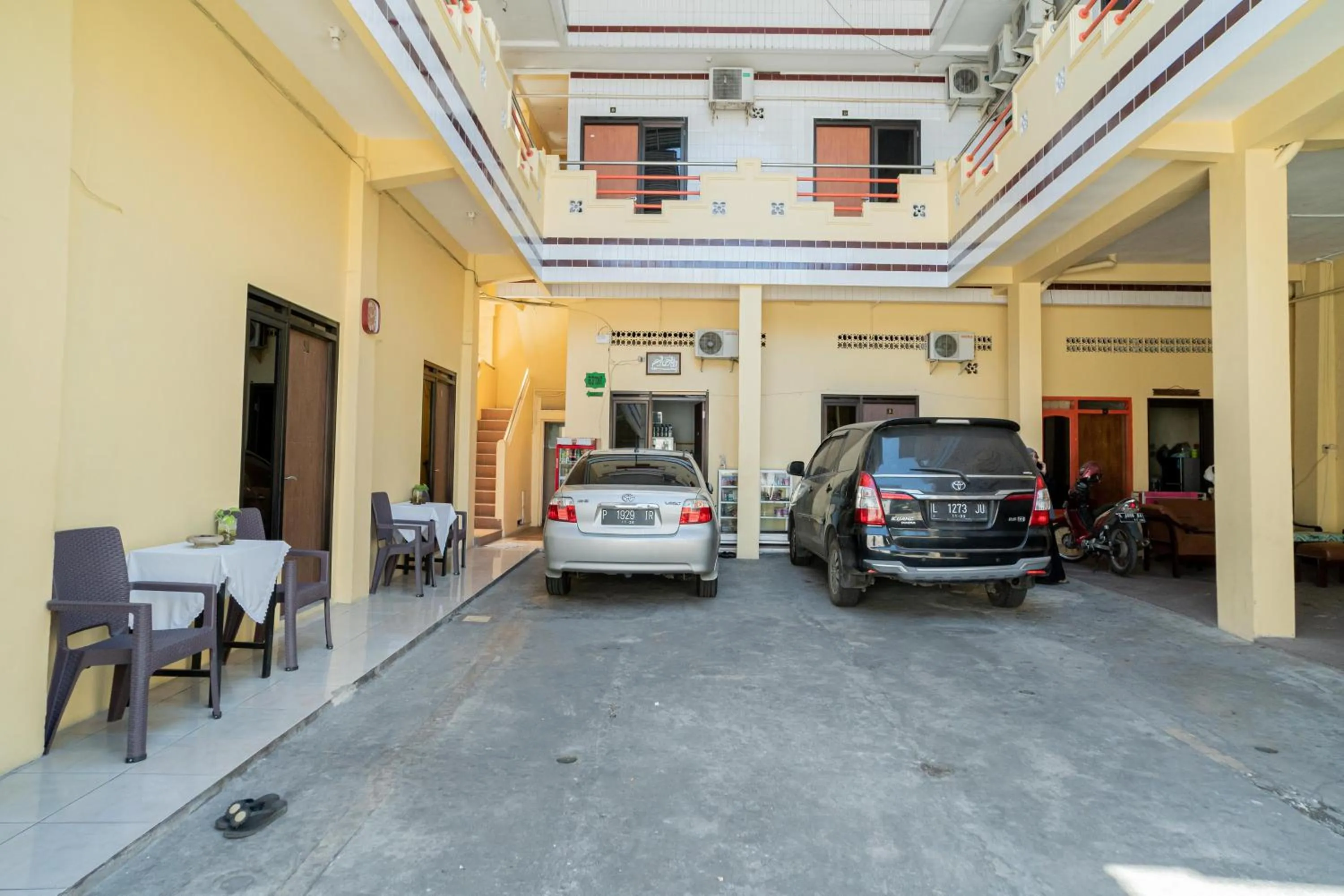 Facade/entrance in RedDoorz Syariah near Jembatan Merah Plaza