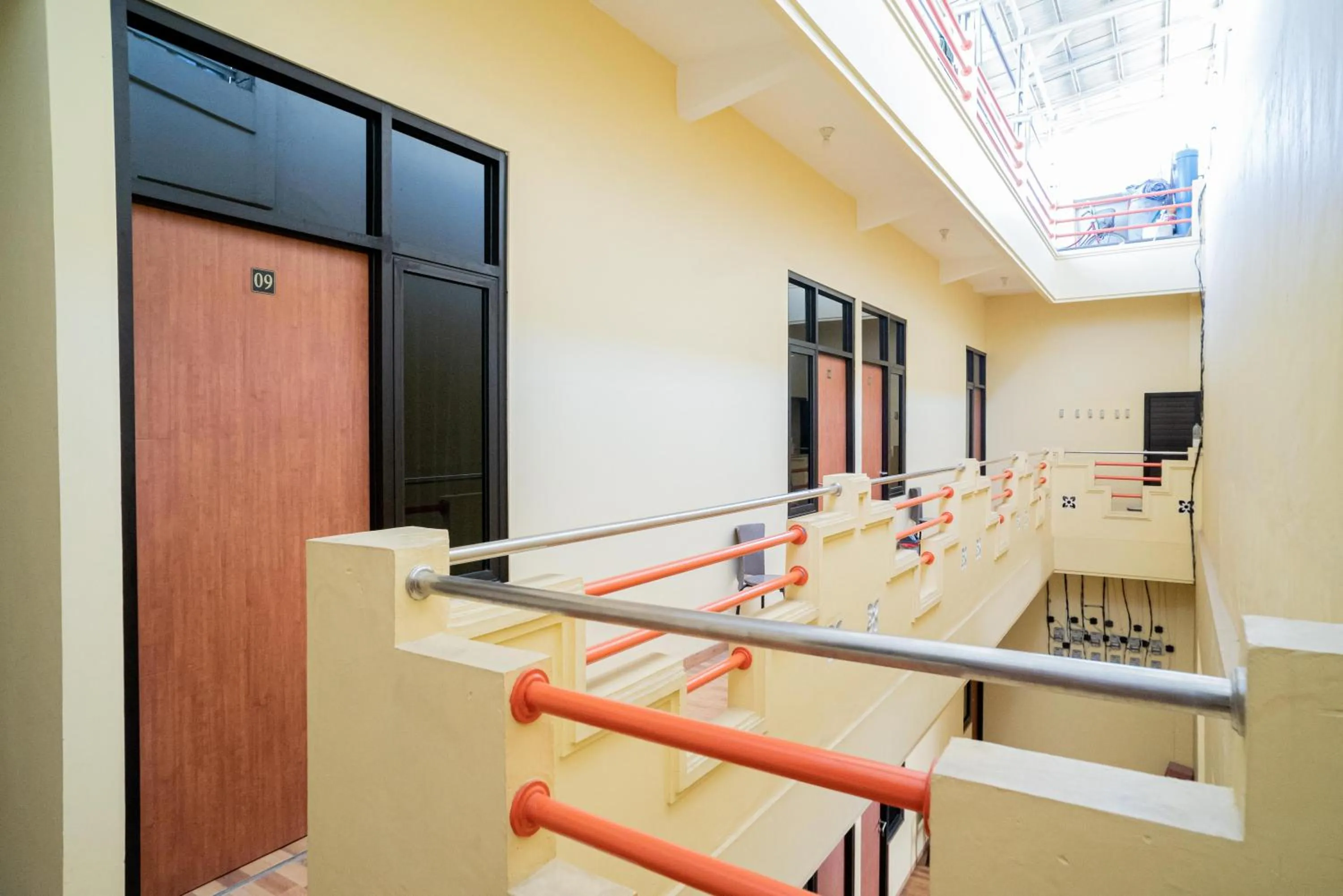 Balcony/Terrace in RedDoorz Syariah near Jembatan Merah Plaza