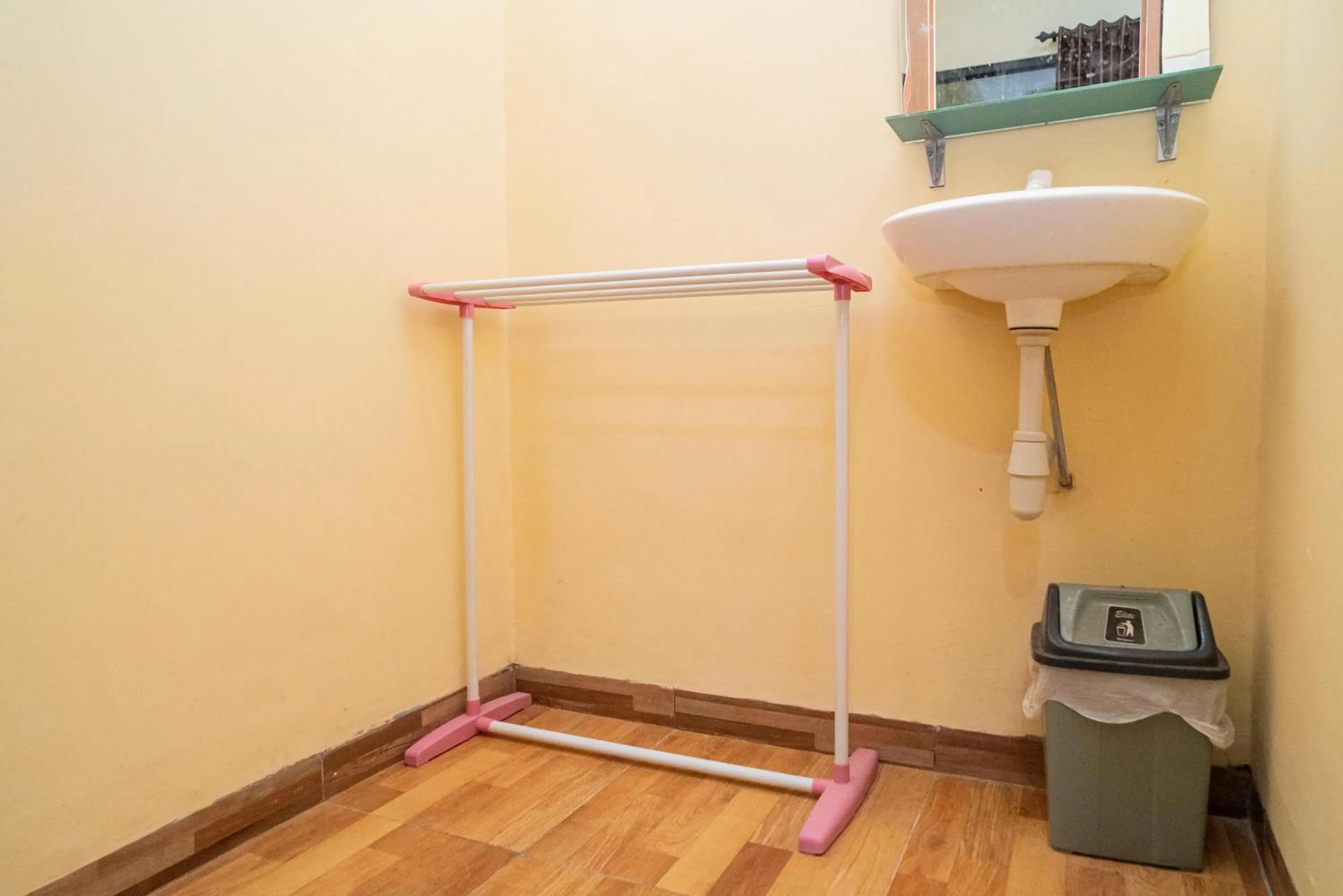 Bathroom in RedDoorz Syariah near Jembatan Merah Plaza