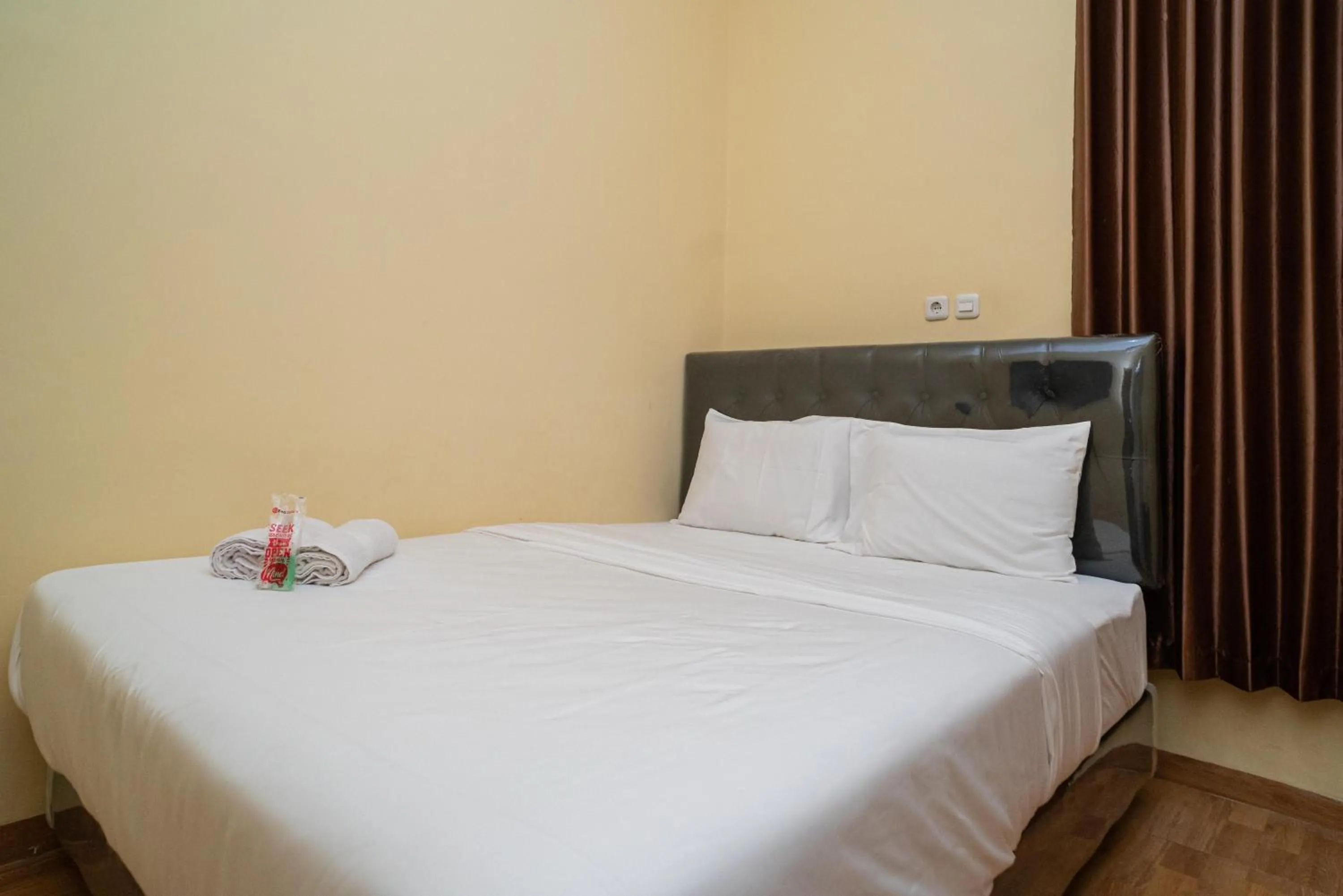 Photo of the whole room, Bed in RedDoorz Syariah near Jembatan Merah Plaza