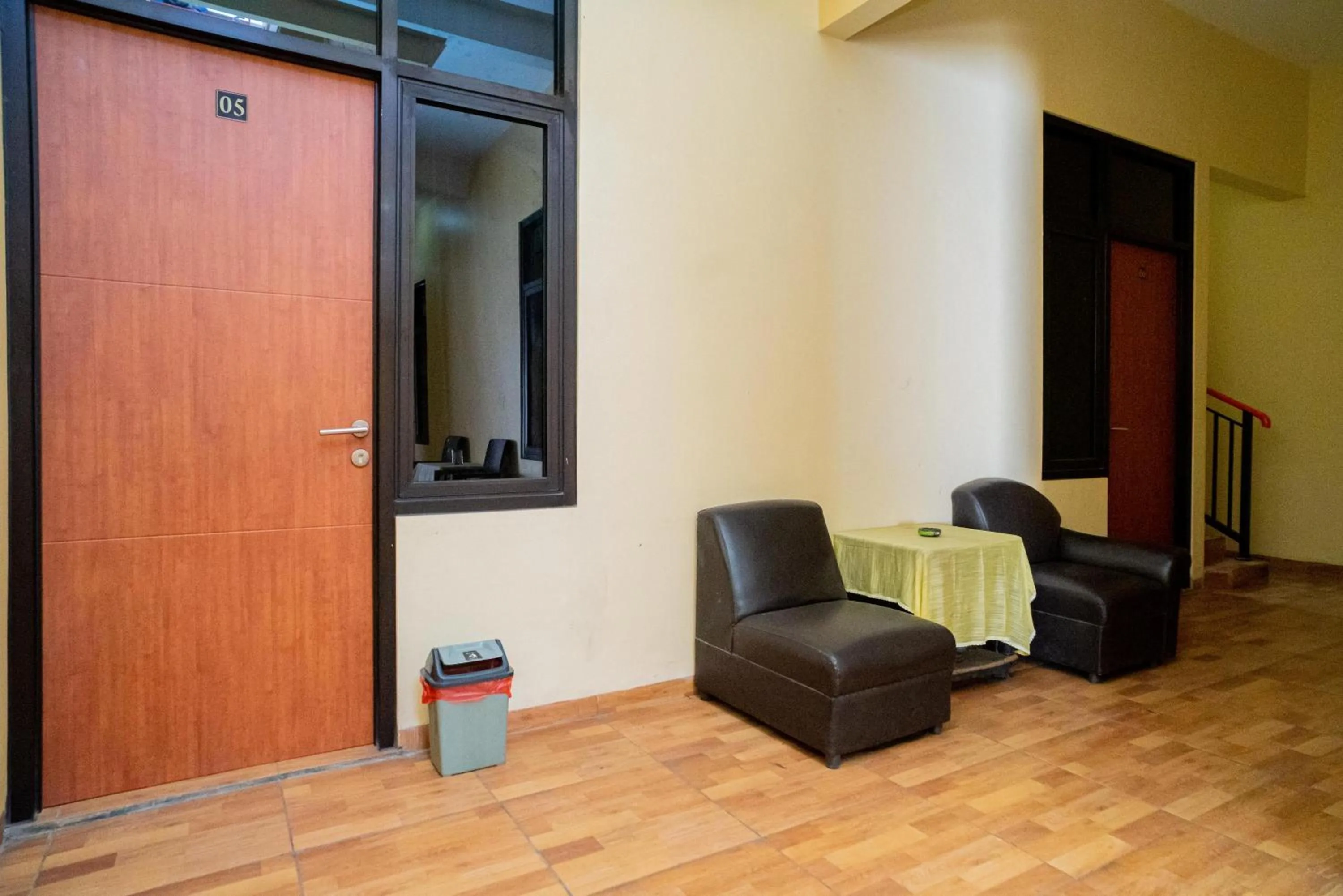 Seating area in RedDoorz Syariah near Jembatan Merah Plaza