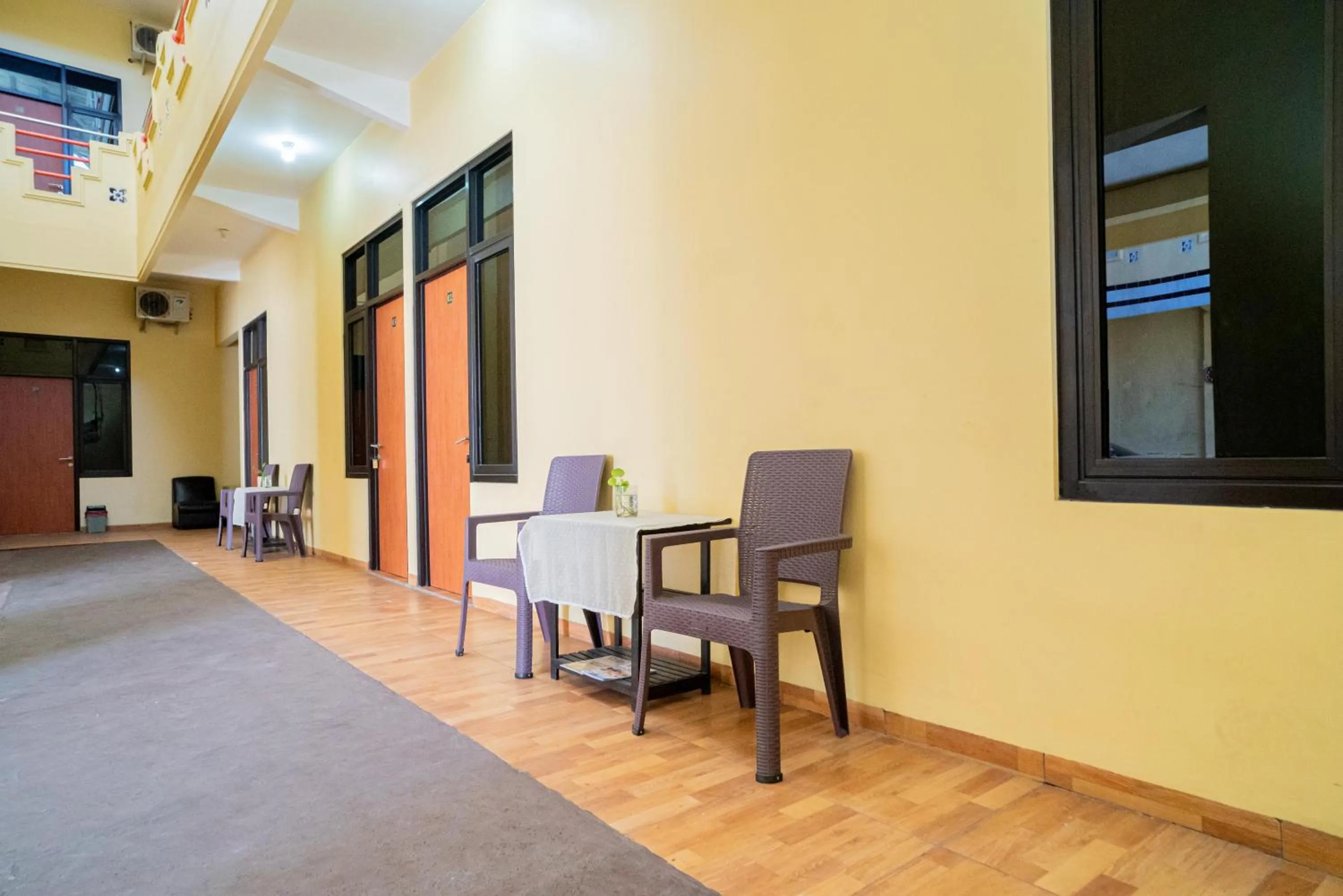 Seating area in RedDoorz Syariah near Jembatan Merah Plaza