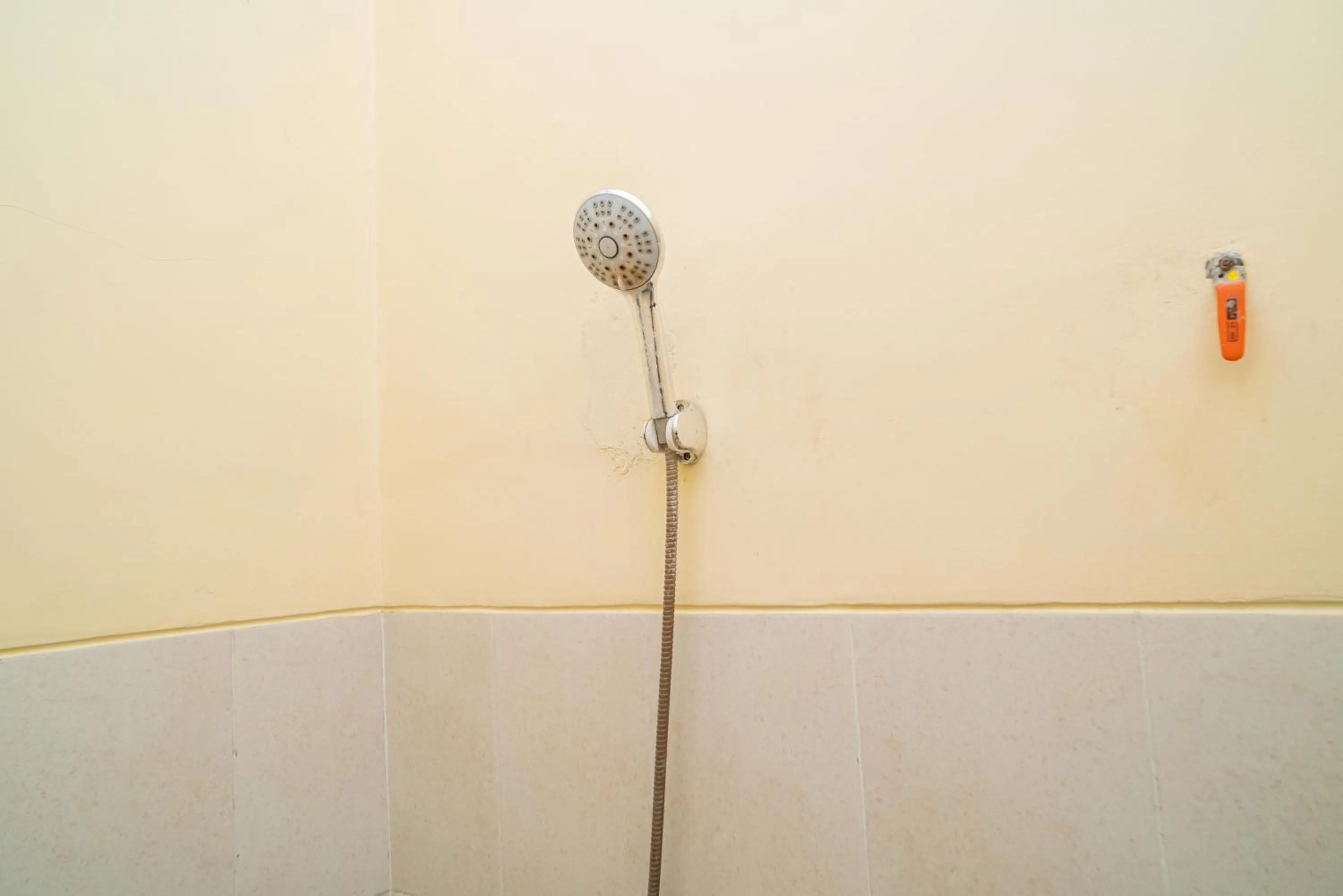 Bathroom in RedDoorz Syariah near Jembatan Merah Plaza