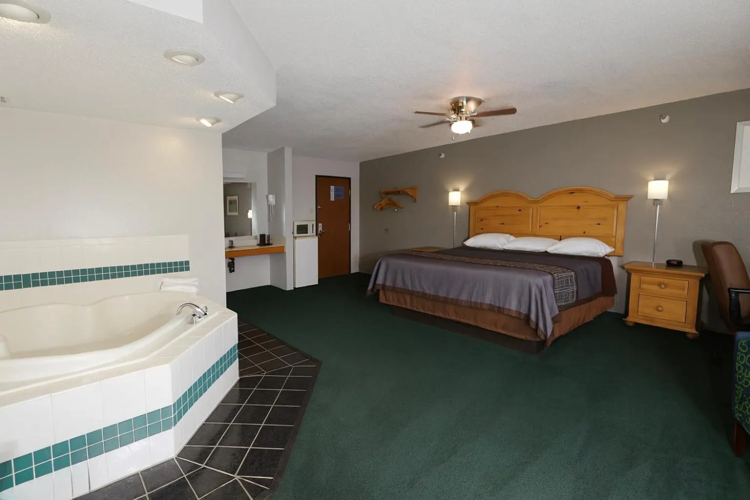 View (from property/room), Bed in Rodeway Inn Milaca