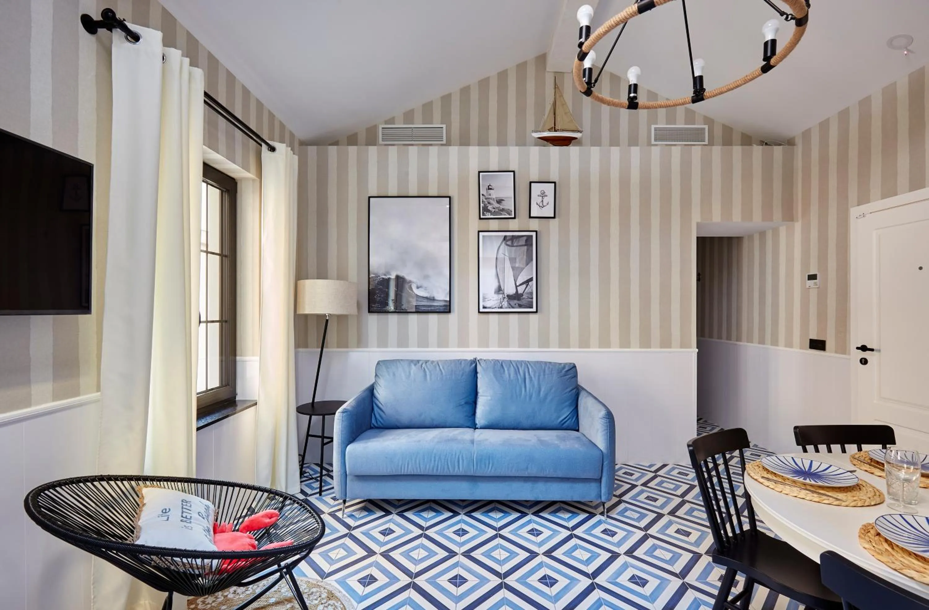 "Breeze" Aparthotel by Parrot`s House